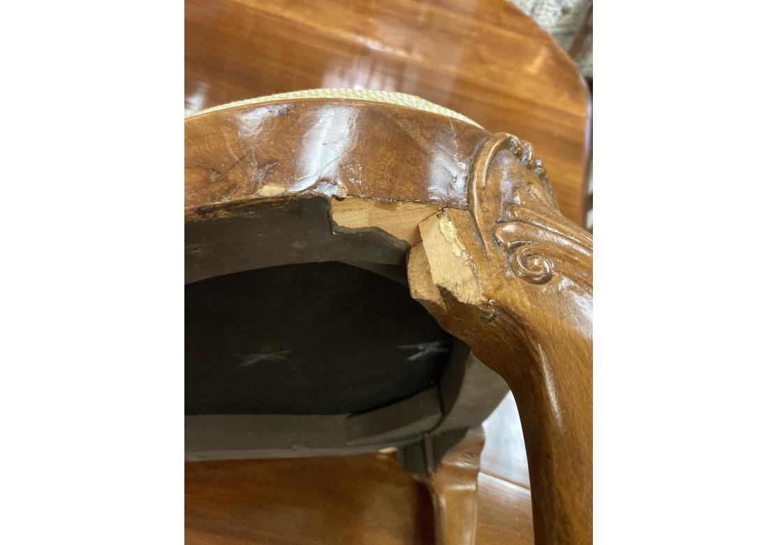 Set di quattordici raffinate sedie da pranzo in radica di noce in stile Giorgio II in vendita 13