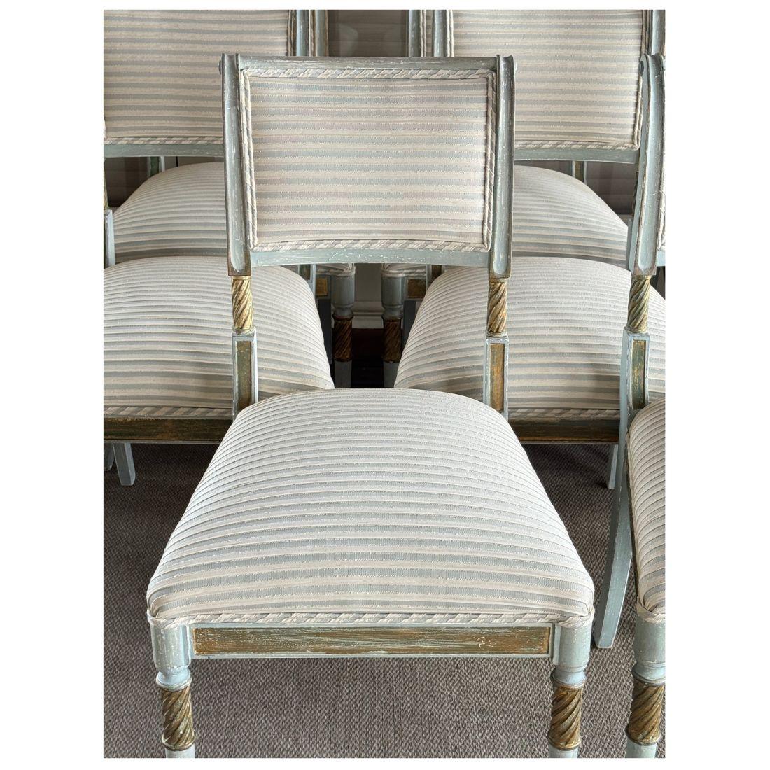 Satz von vierzehn Esszimmerstühlen im Louis XVI-Stil mit handgeschnitzten Gestellen in zartem Celadongrün und vergoldeten Akzenten. Die quadratische Rückenlehne und die konisch zulaufenden, kannelierten Beine sind mit verschlungenen