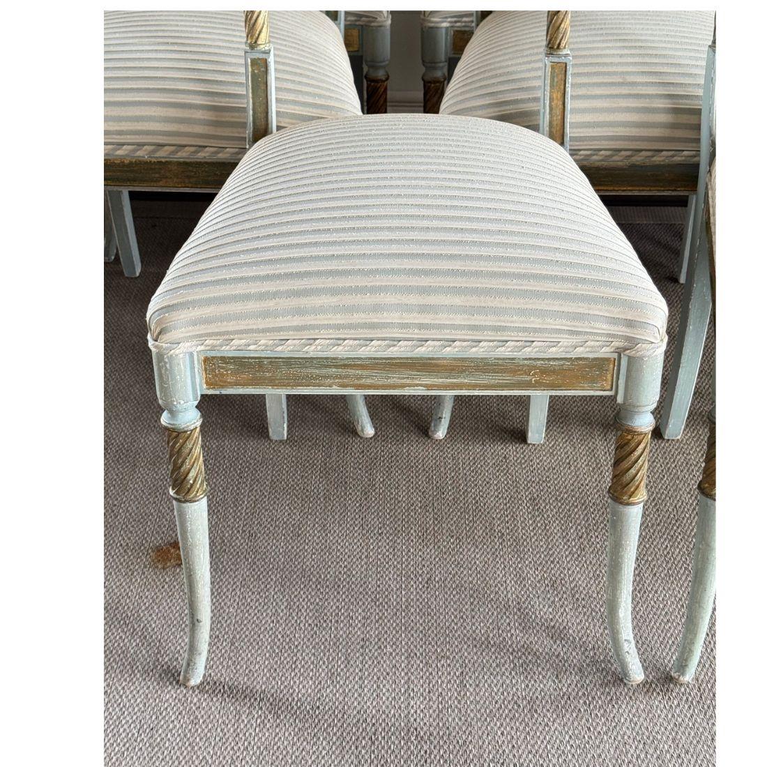 Satz von vierzehn Louis XVI gemalt und gepolstert Französisch neoklassischen Dining Cha (Louis XVI.) im Angebot