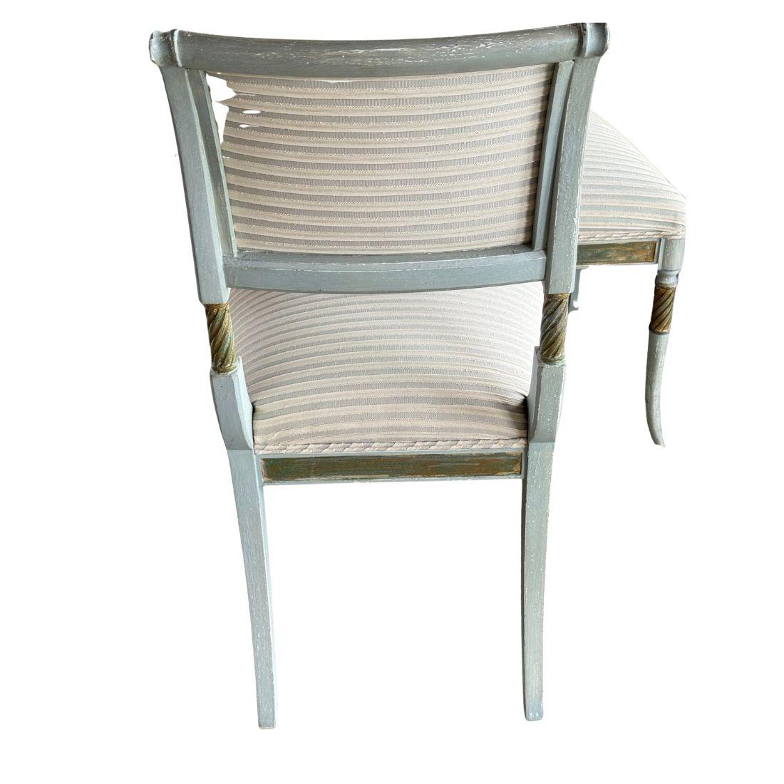 Satz von vierzehn Louis XVI gemalt und gepolstert Französisch neoklassischen Dining Cha (Handbemalt) im Angebot