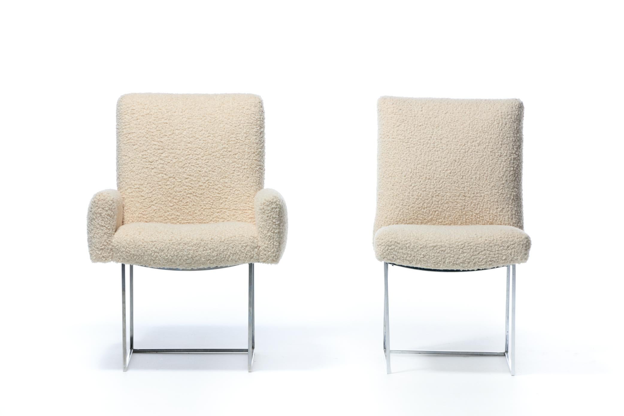 Magnifique ensemble de 14 chaises de salle à manger en acier inoxydable poli, modèle 1187 de Milo Baughman pour Thayer IcCon, fraîchement recouvertes d'un doux tissu bouclé ivoire vers 1970. L'aspect est net, moderne et luxueux. Les armatures