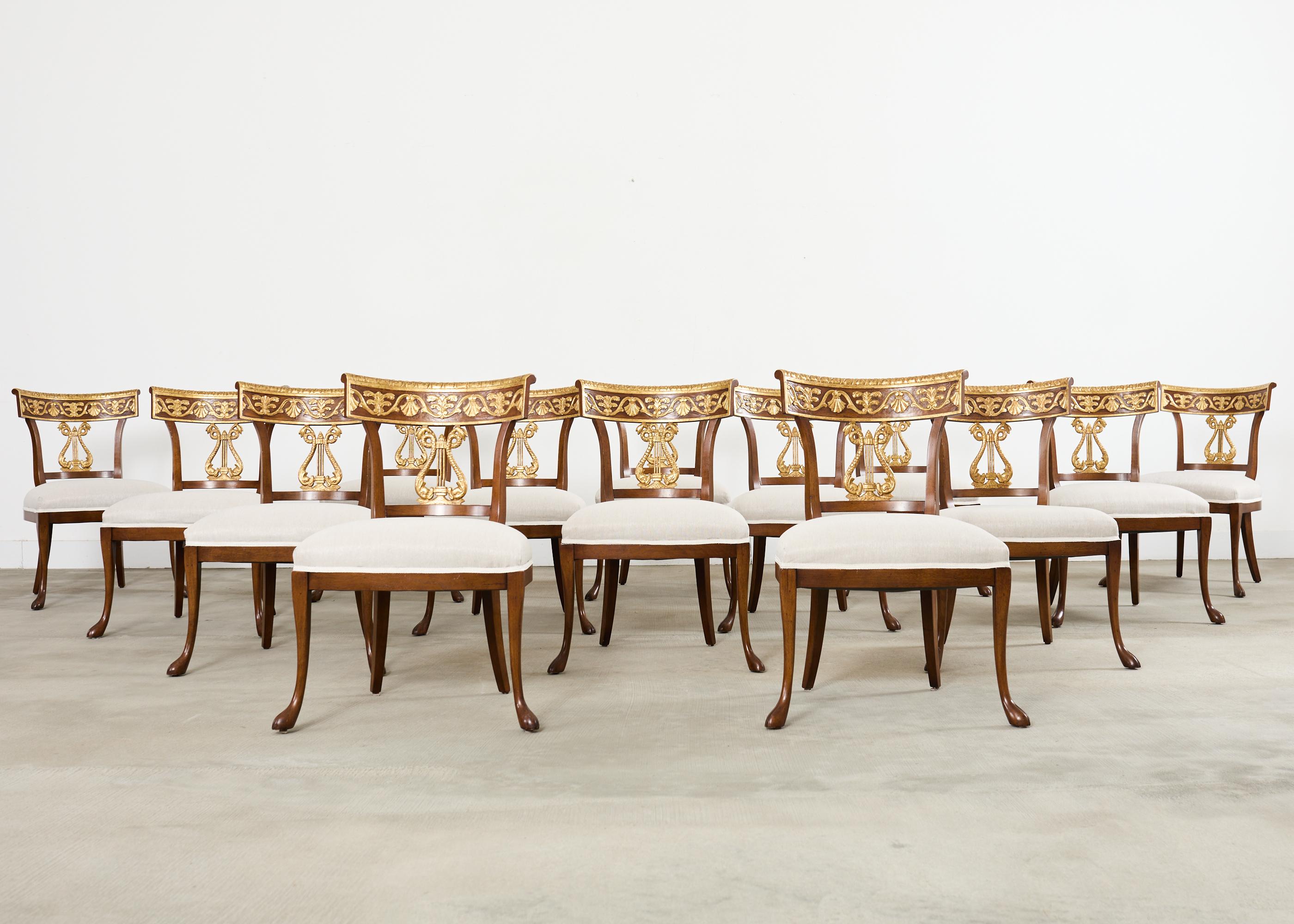 Conjunto de catorce sillas de comedor neoclásicas Cornell Nancy Corzine Hecho a mano en venta