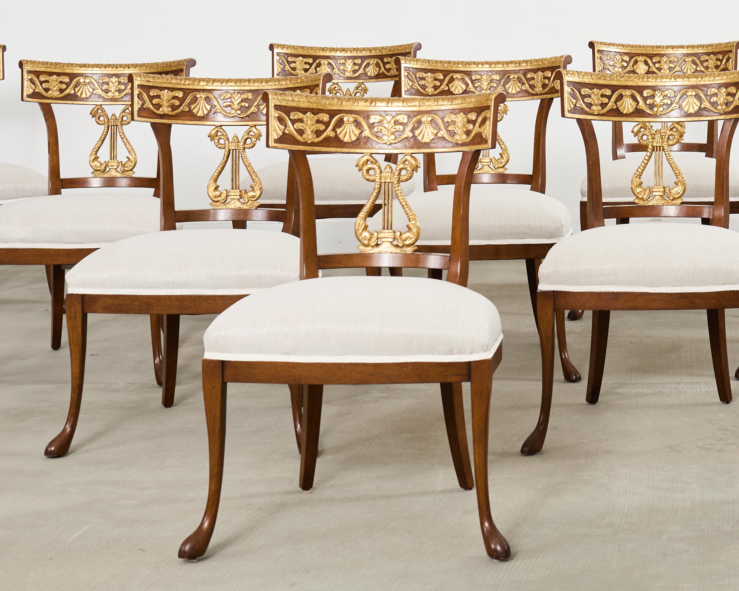 Conjunto de catorce sillas de comedor neoclásicas Cornell Nancy Corzine Tela en venta