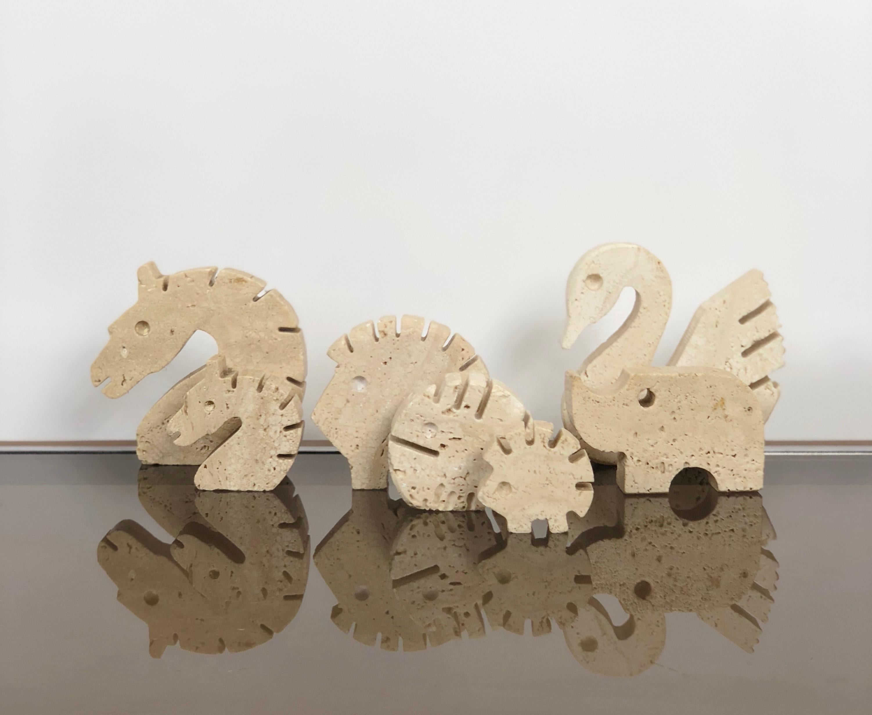 Seven travertine pieces by Fratelli Mannelli in Minimalist style. Beautiful desk accessories/letter holders.
Various dimensions: the biggest is 9 x 9 x 2 cm - the smallest 5 x 4 x 2 cm.