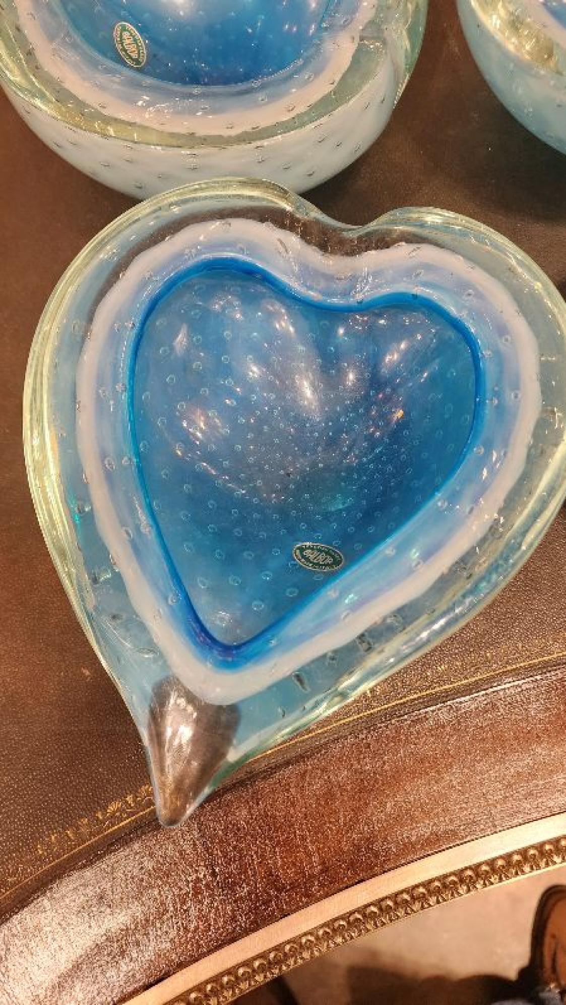 Dieses Angebot umfasst einen Satz von 6 blauen und weißen Murano-Glasherzen; diese würden eine wunderschöne Ergänzung als catch-all Schalen oder bescheidenen Dekorationen auf einem Bücherregal oder Beistelltische machen. 

Diese Schalen, die