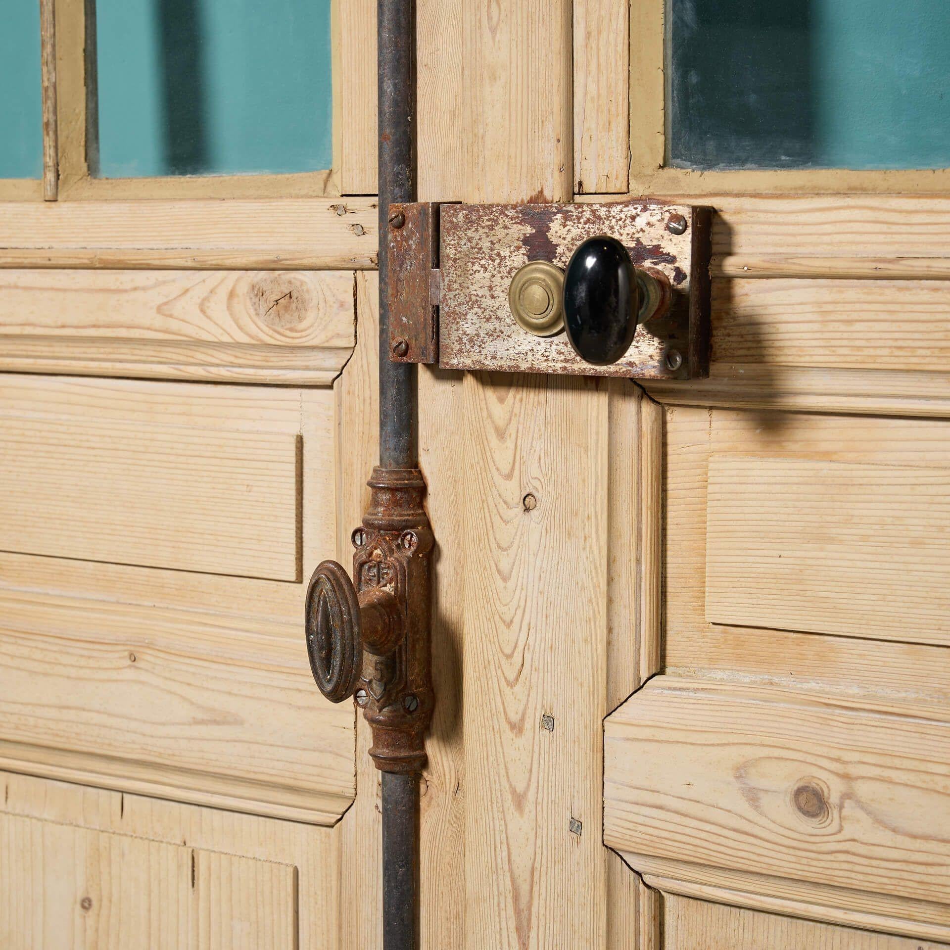 Vittoriano Set di porte doppie in pino con vetri antichi francesi in vendita