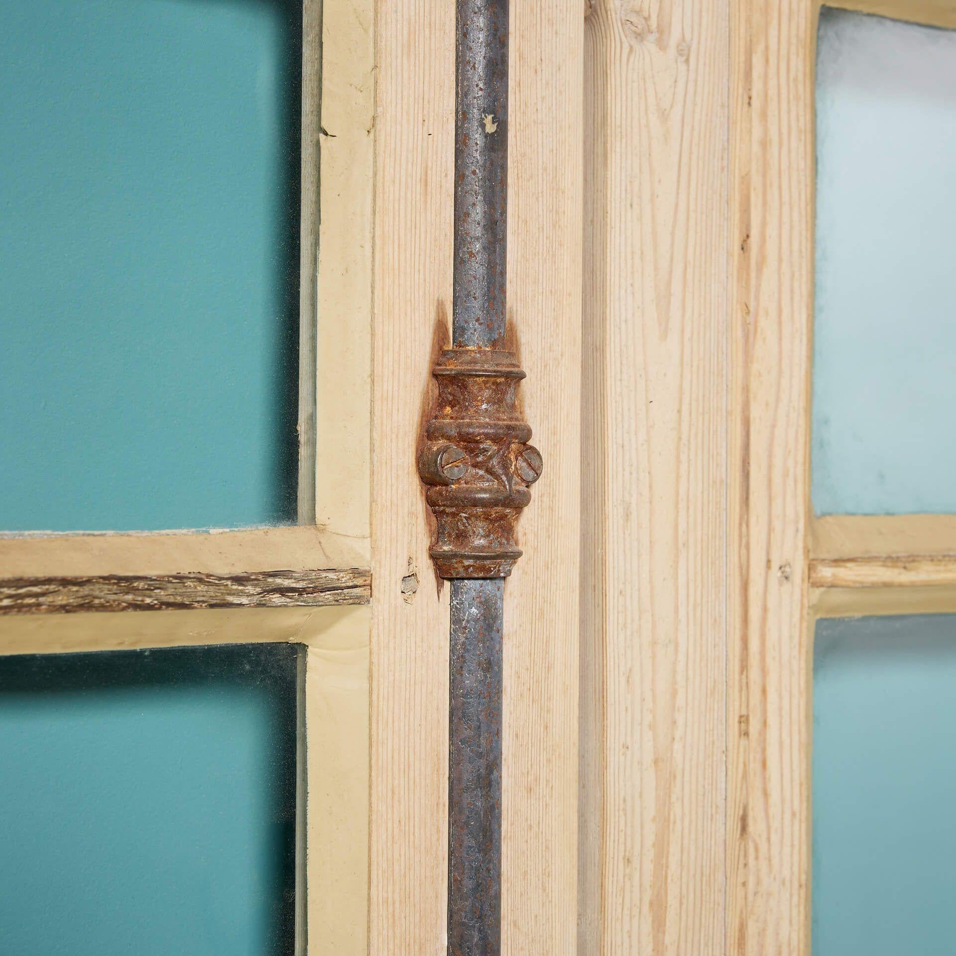 Francese Set di porte doppie in pino con vetri antichi francesi in vendita