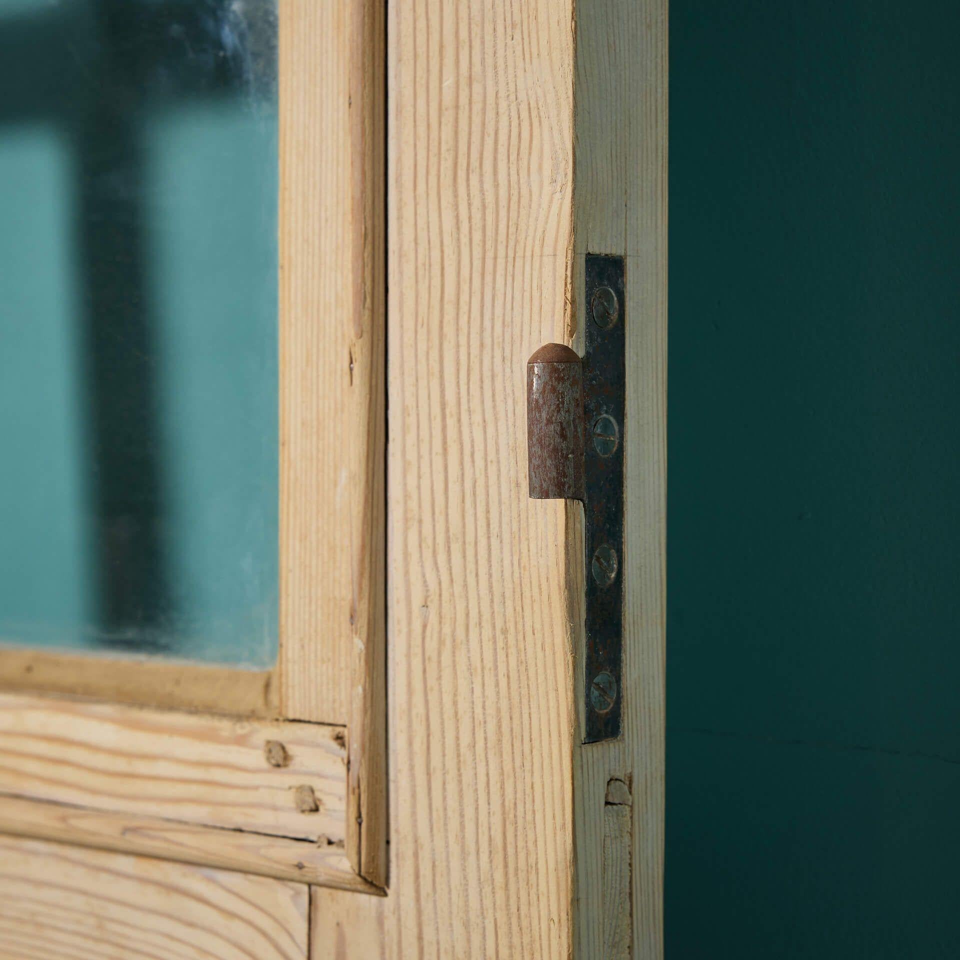 Fatto a mano Set di porte doppie in pino con vetri antichi francesi in vendita