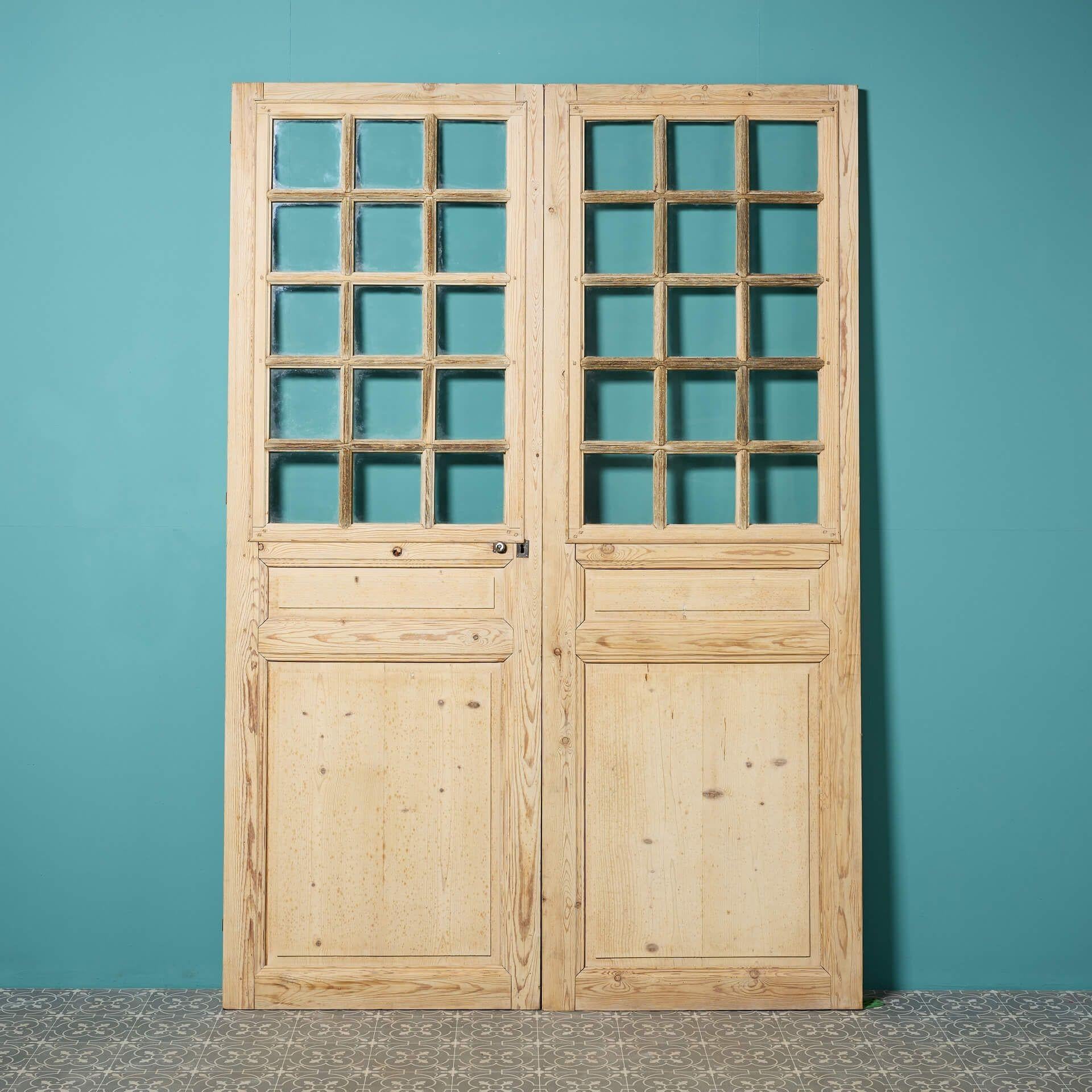 XIX secolo Set di porte doppie in pino con vetri antichi francesi in vendita