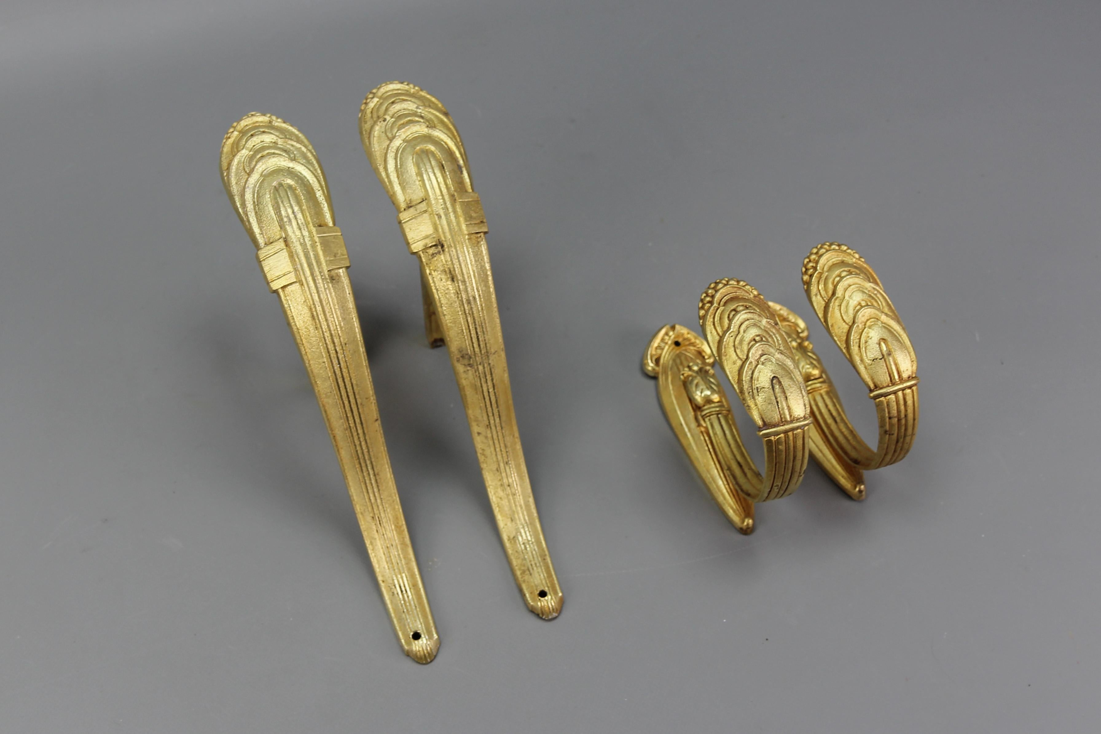 Un set di supporti da parete per bastoni per tende in bronzo Art Deco francese degli anni '30 circa.
Un bellissimo set di due supporti da parete per bastoni da tenda in bronzo e due fermi in bronzo. Questi grandi supporti per tende e fermatende sono