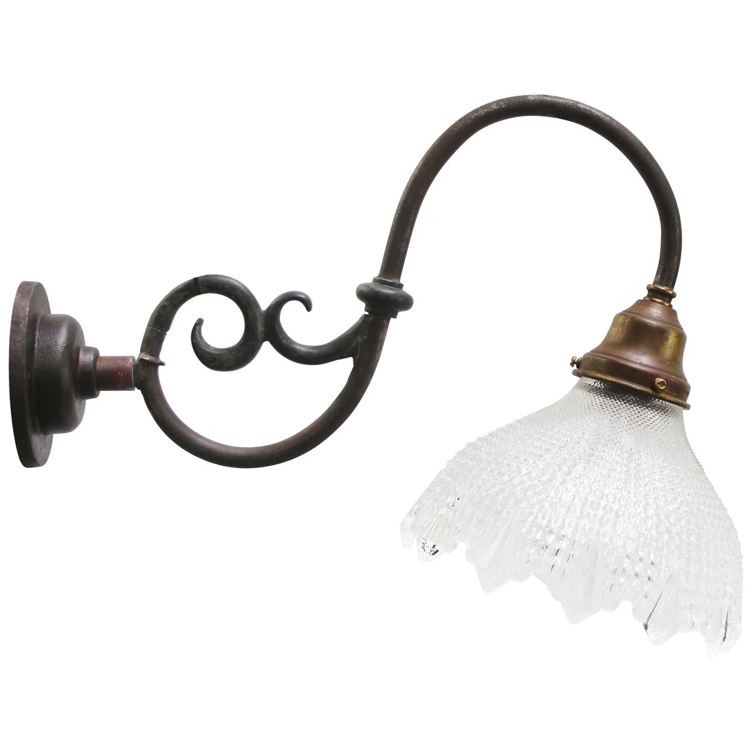 French wall lamp
Holophane clear glass shade
Cast Iron wall piece, copper and brass arm

diameter brass wall mount: 10,5 cm / 5”

Weight: 2.30 kg / 5.1 lb

Priced per individual item. All lamps have been made suitable by international standards for