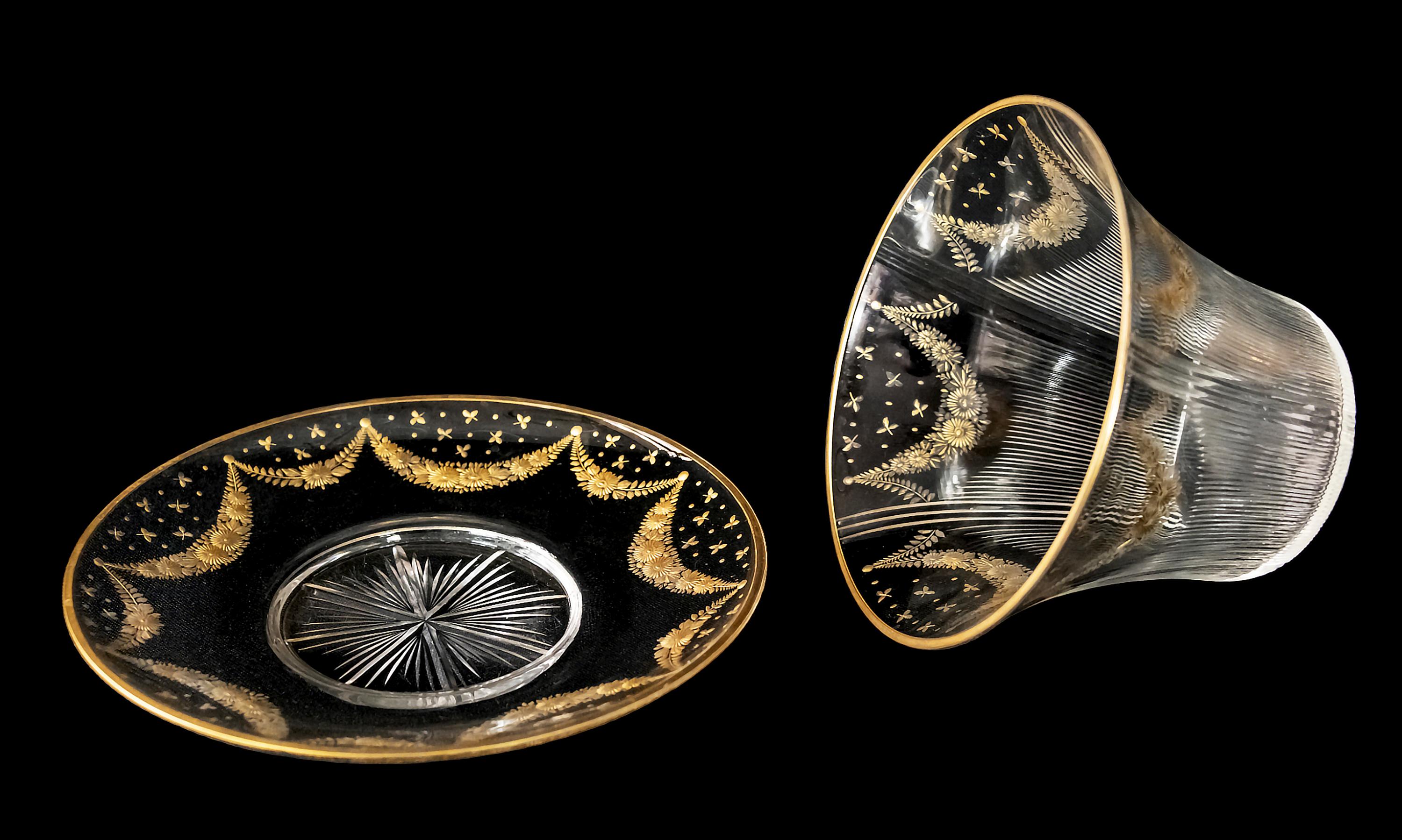 2er Set aus antikem französischem Baccarat/ Saint Louis Kristall, dekorative Servierschüssel und Teller. Beide  Die Artikel sind aus handgeschliffenem Kristall und mit einem Blumendekor in Gold verziert.
Schale: H 14 x 21 cm
Teller: H 3,5 x 26
