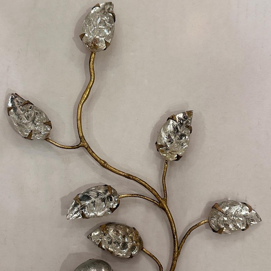 Un set di sei appliques francesi degli anni '60 circa con uccelli e foglie in vetro modellato e corpo in foglia d'oro. Venduto in coppia.

Misure:
Altezza: 17