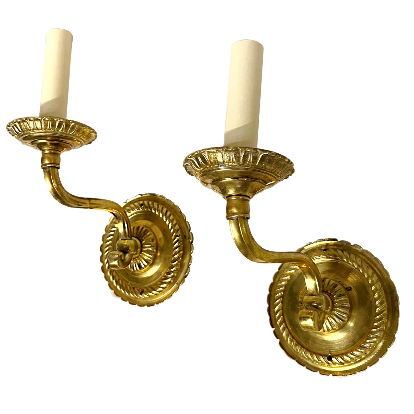 A set of 4 French circa 1920's single arm gilt bronze sconces. Sold in pairs.

Measurements:
Height: 9.25