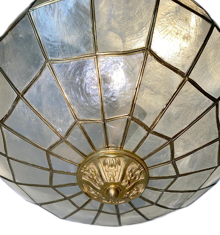 Un apparecchio di illuminazione in capiz degli anni '50 circa con tre luci interne. 

Misure:
Altezza: 13