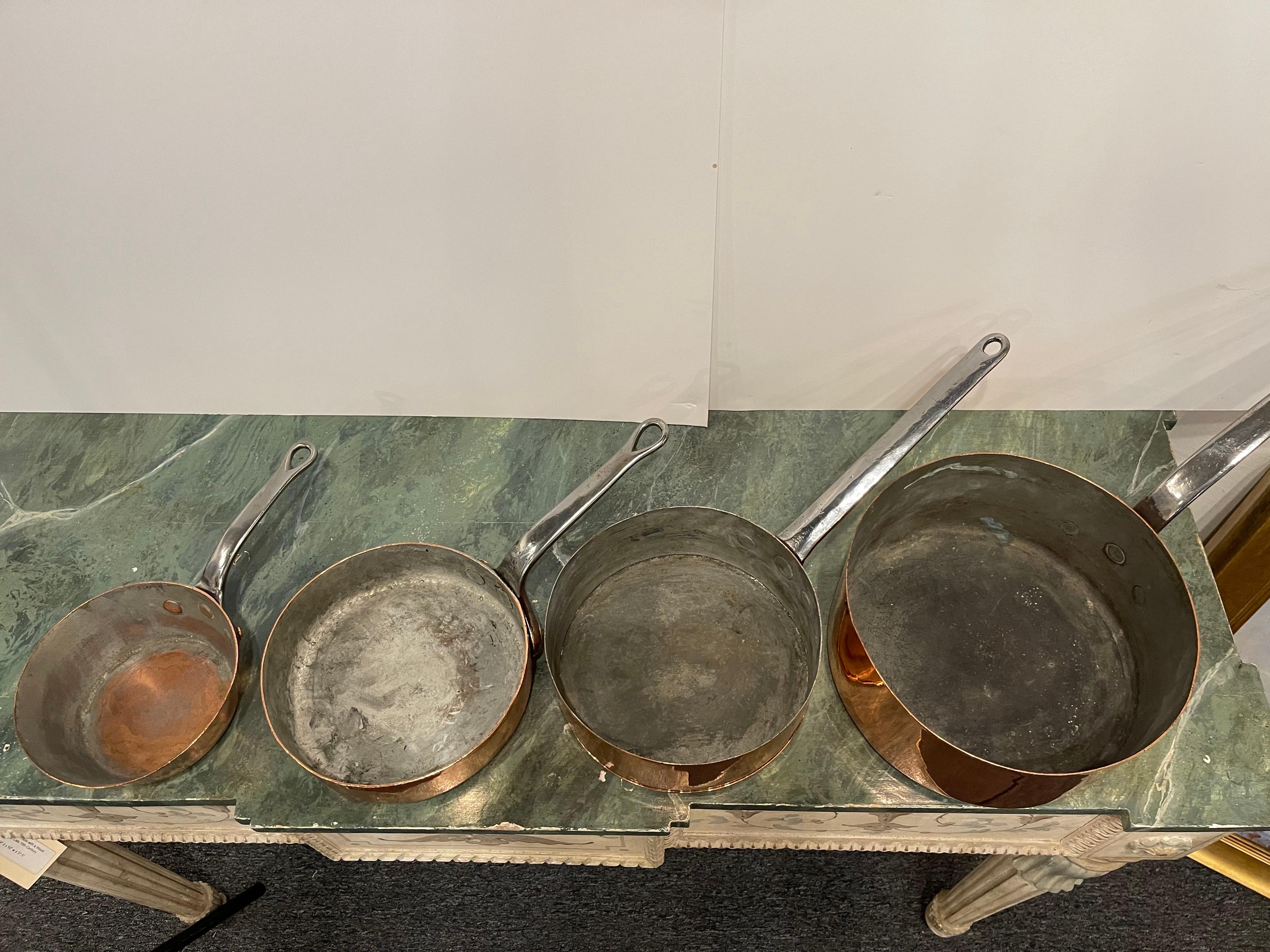 Ensemble de quatre pots en cuivre de différentes tailles, 19e siècle.  Nettoyé et poli professionnellement avec une légère couche de laque.

Diamètre Dimensions :
10