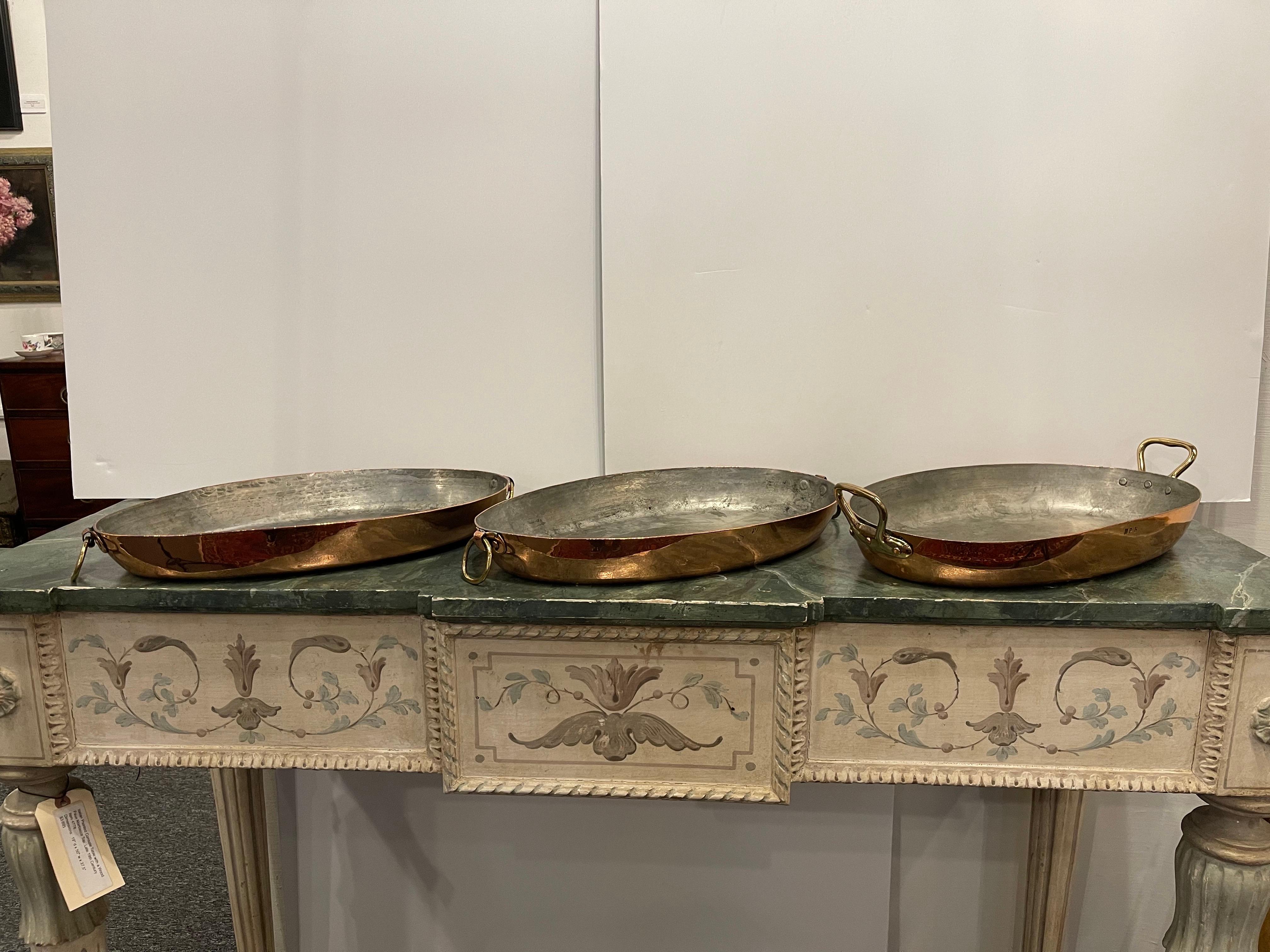 Ensemble de quatre pots en cuivre de différentes tailles, 19e siècle.  Nettoyé et poli professionnellement en France.  Une légère couche de laque a été appliquée.

Tailles
10