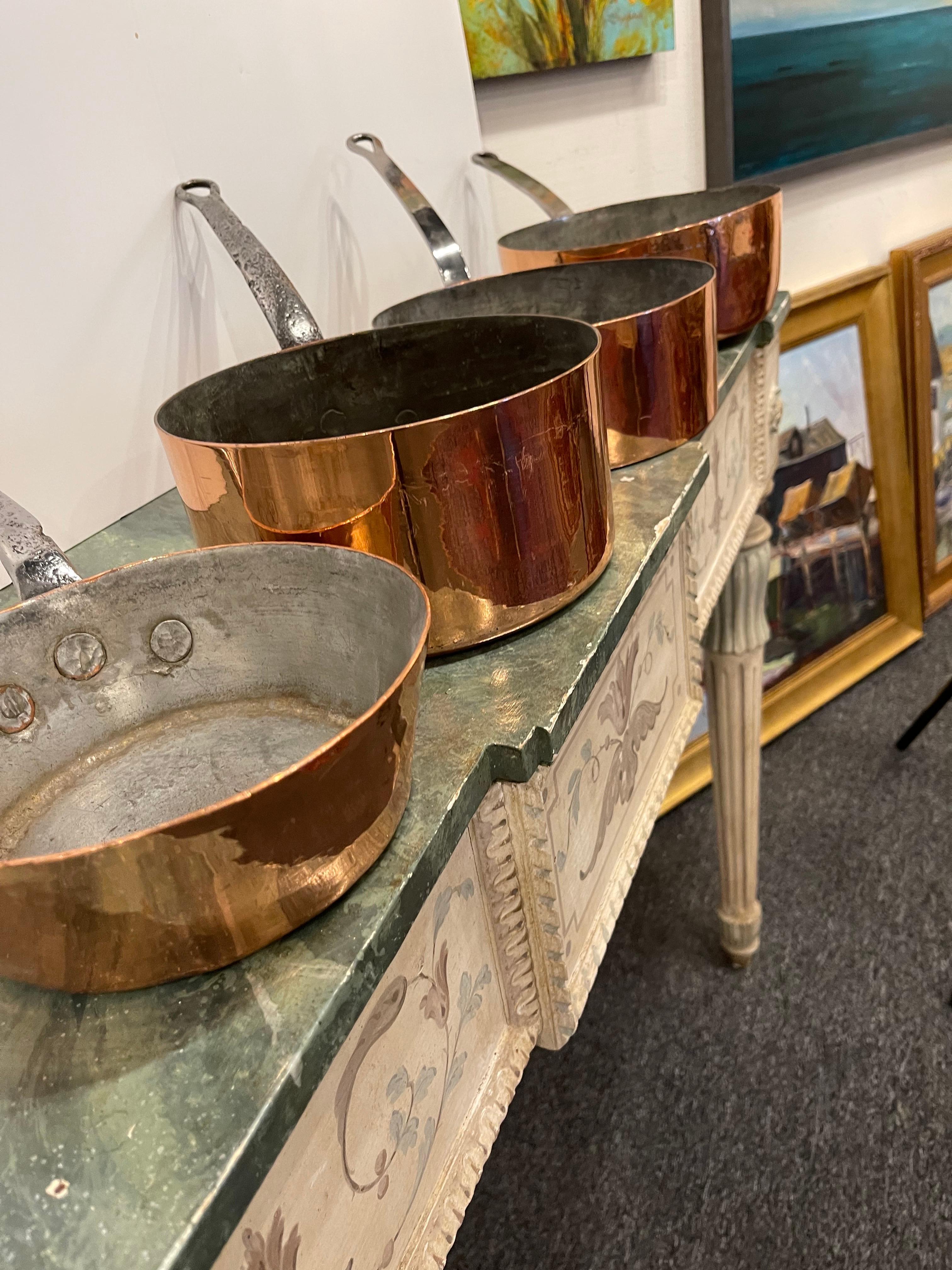 Ensemble de quatre pots en cuivre de différentes tailles, 19e siècle.  Nettoyé et poli professionnellement en France.  Une légère couche de laque a été appliquée.

Diamètre Dimensions :
8