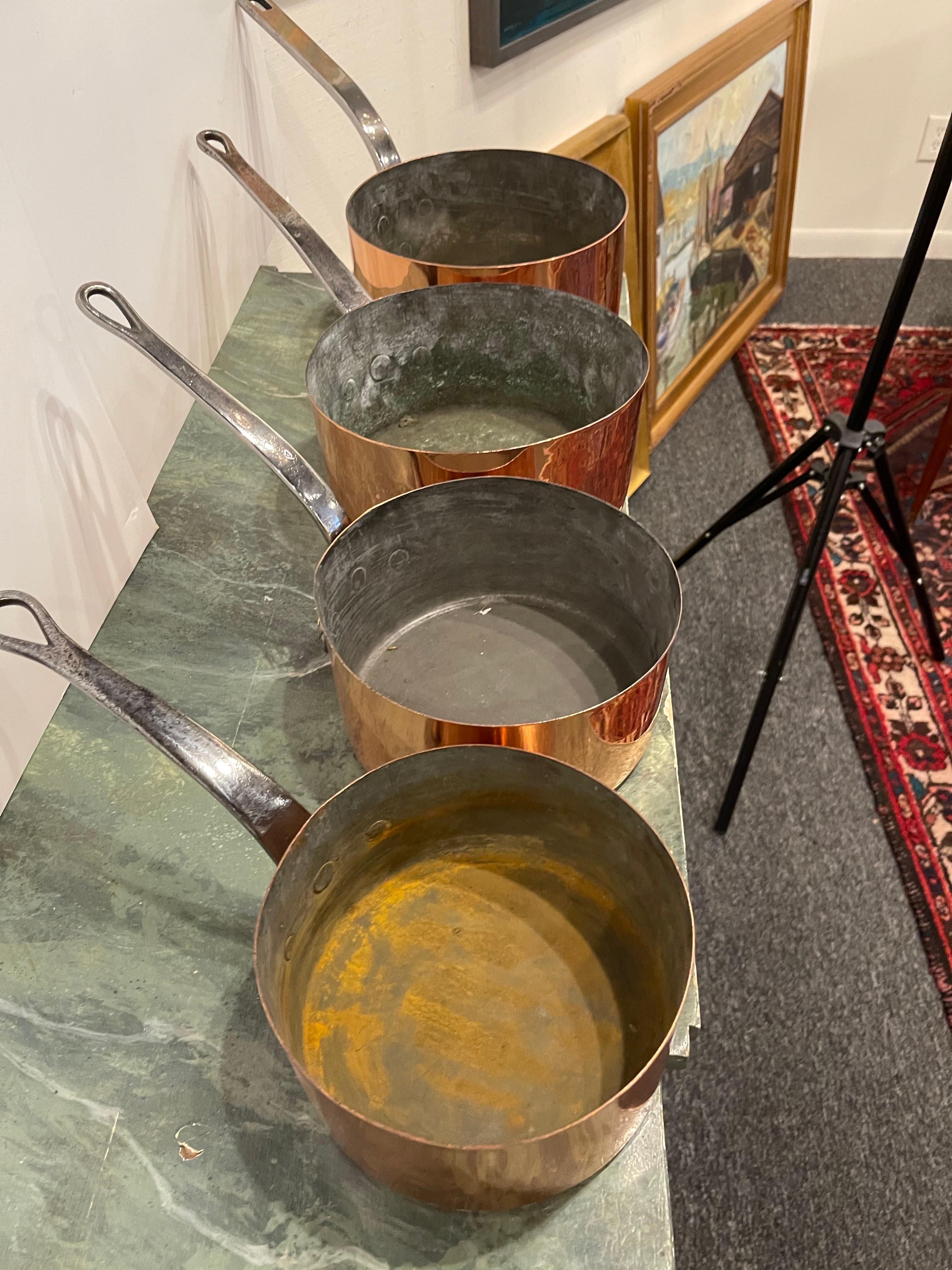 Ensemble de quatre pots en cuivre de différentes tailles, 19e siècle.  Nettoyé et poli professionnellement en France.  Une légère couche de laque a été appliquée