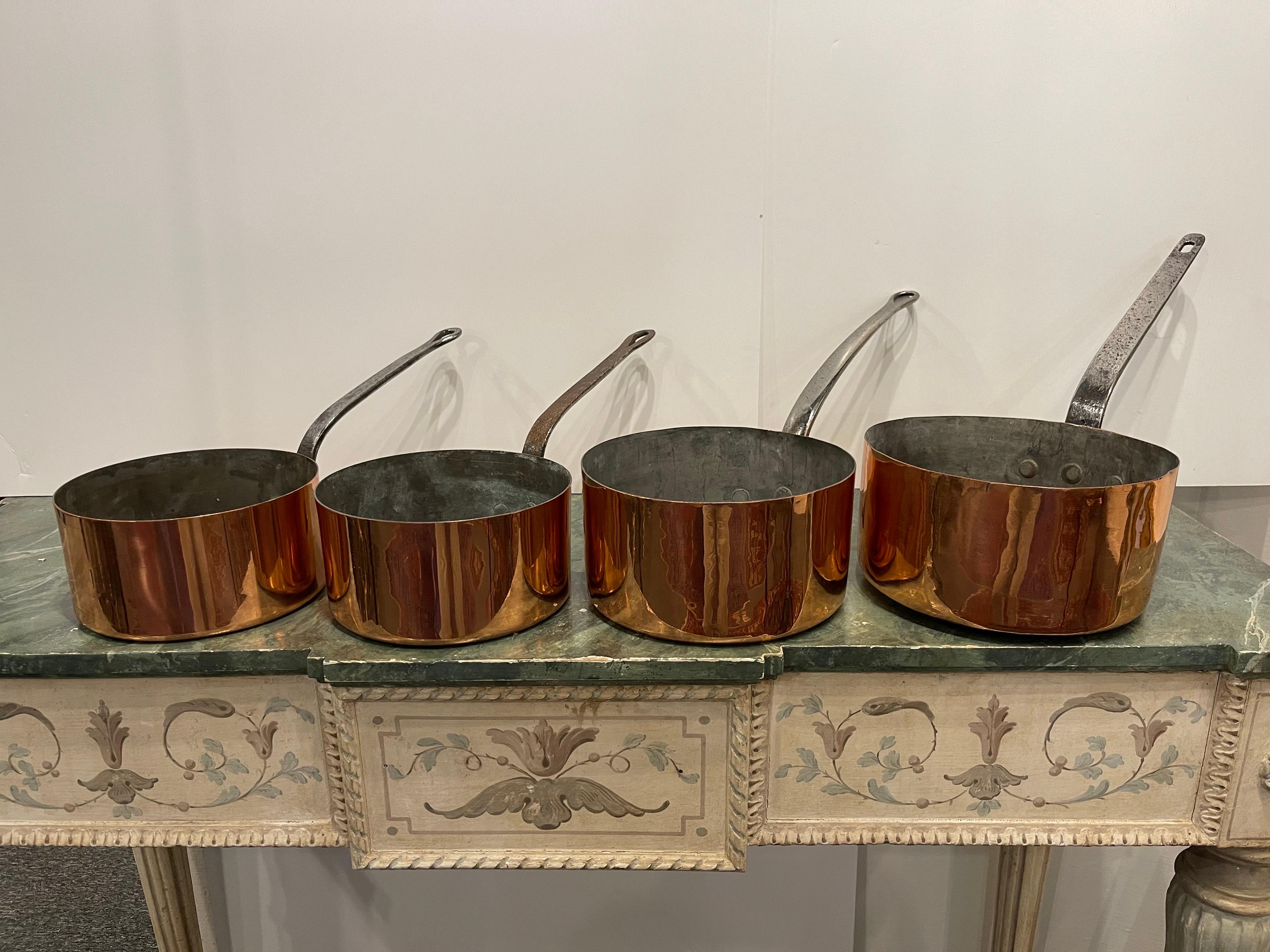 Set von französischen vier Kupfertopfen in verschiedenen Größen, 19. Jahrhundert (Französisch) im Angebot