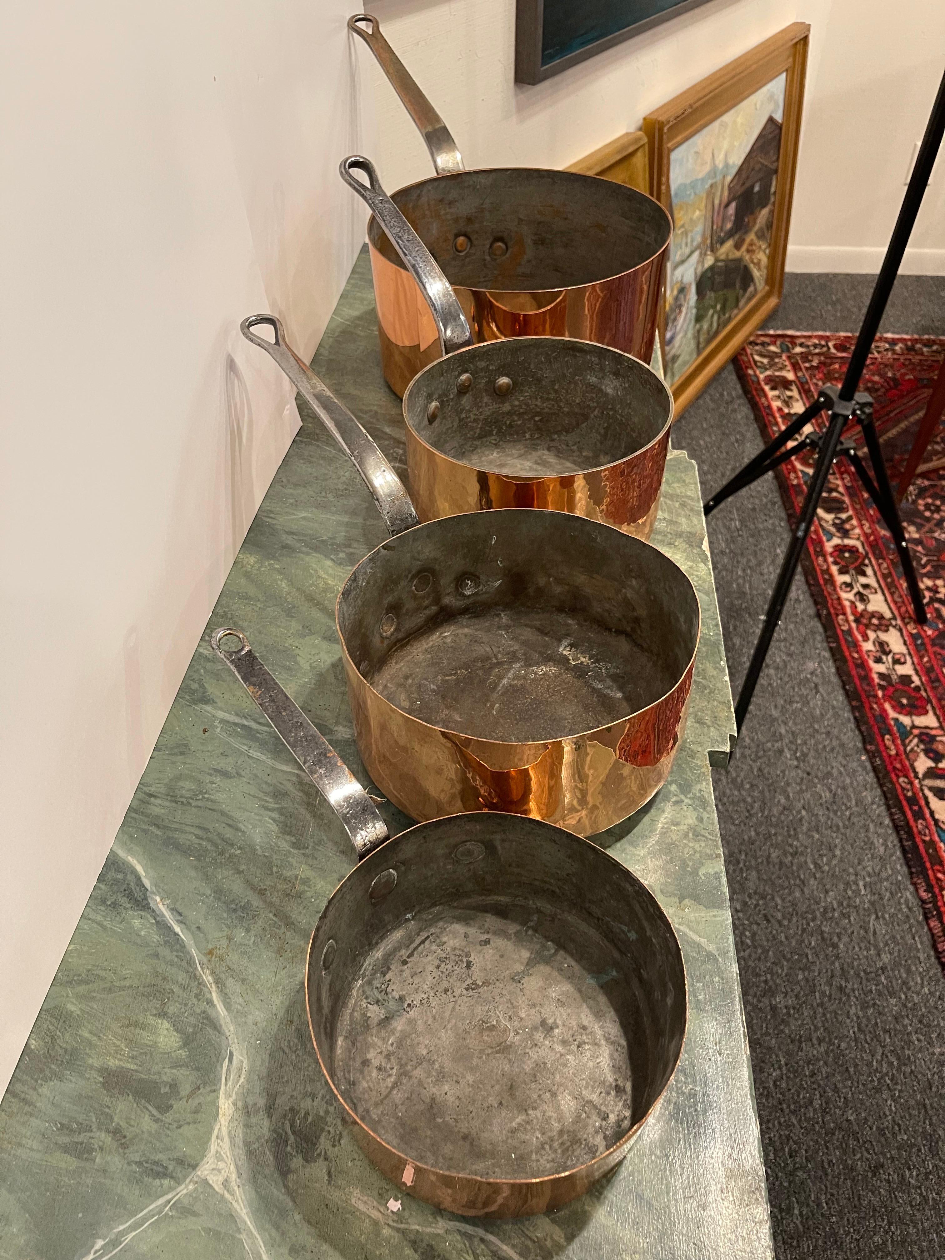 Ensemble de quatre pots en cuivre de différentes tailles, 19ème siècle Bon état - En vente à Savannah, GA
