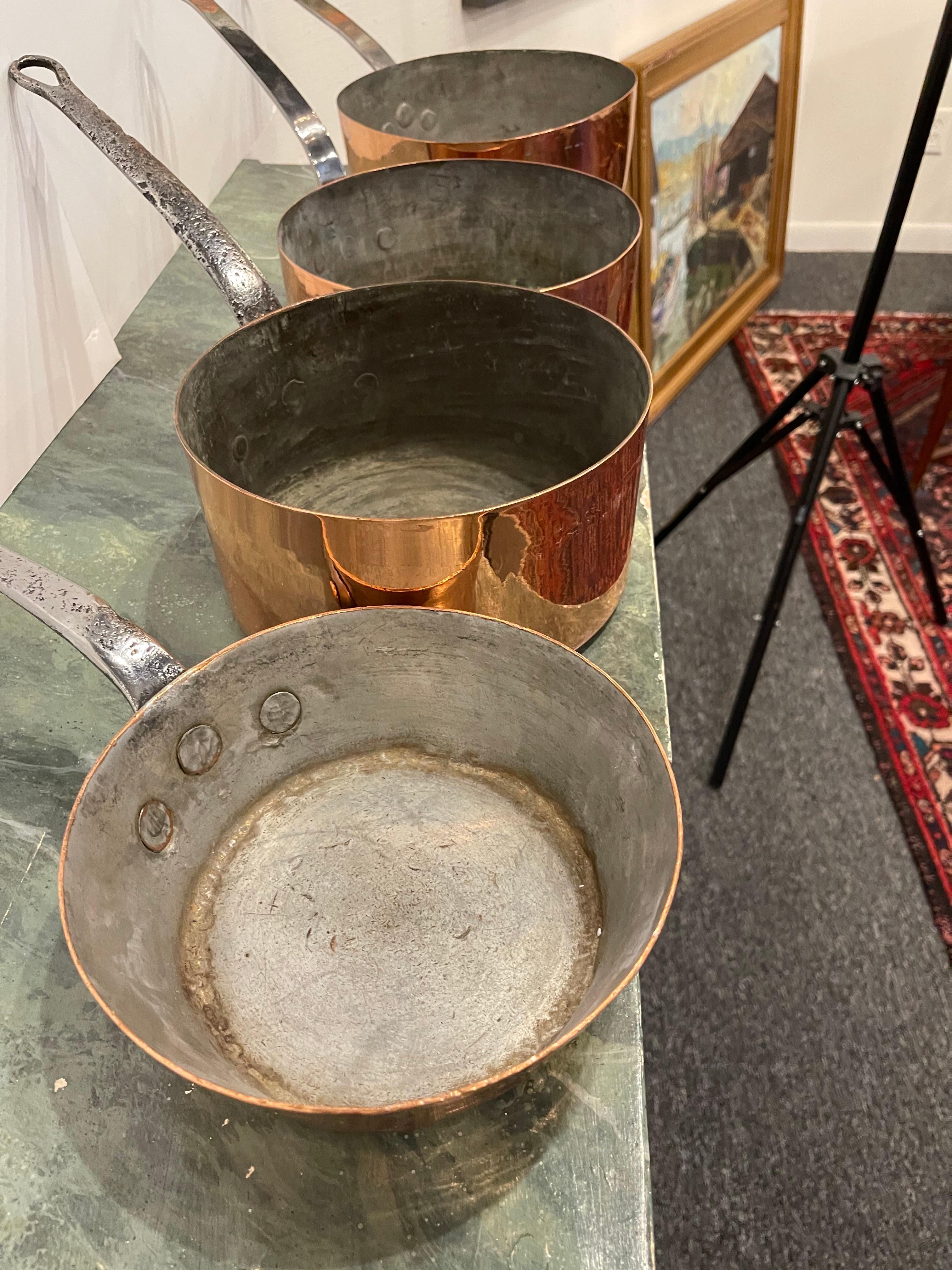 Français Ensemble de quatre pots en cuivre de différentes tailles, 19ème siècle en vente