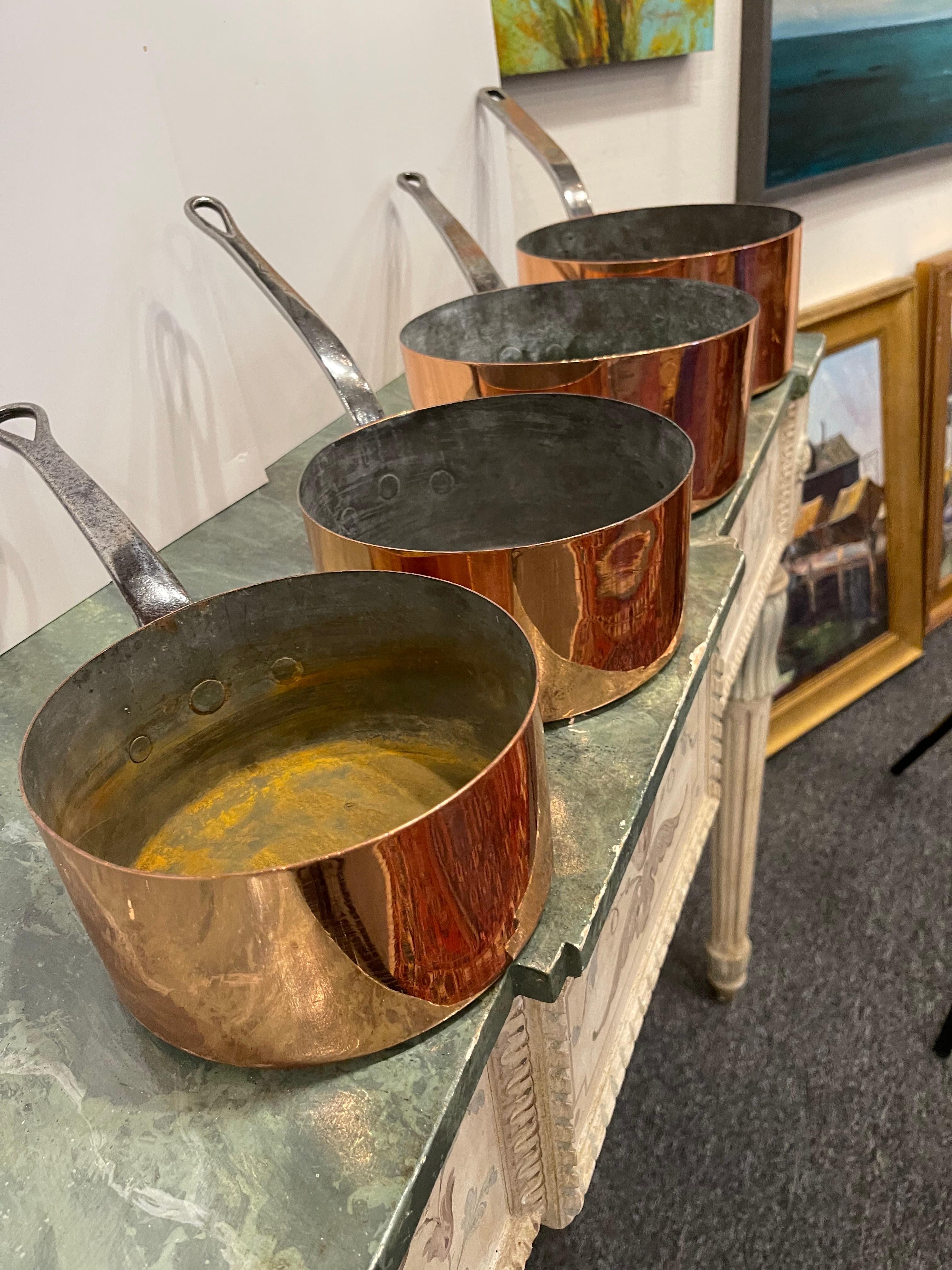 Français Ensemble de quatre pots en cuivre de différentes tailles, 19ème siècle en vente