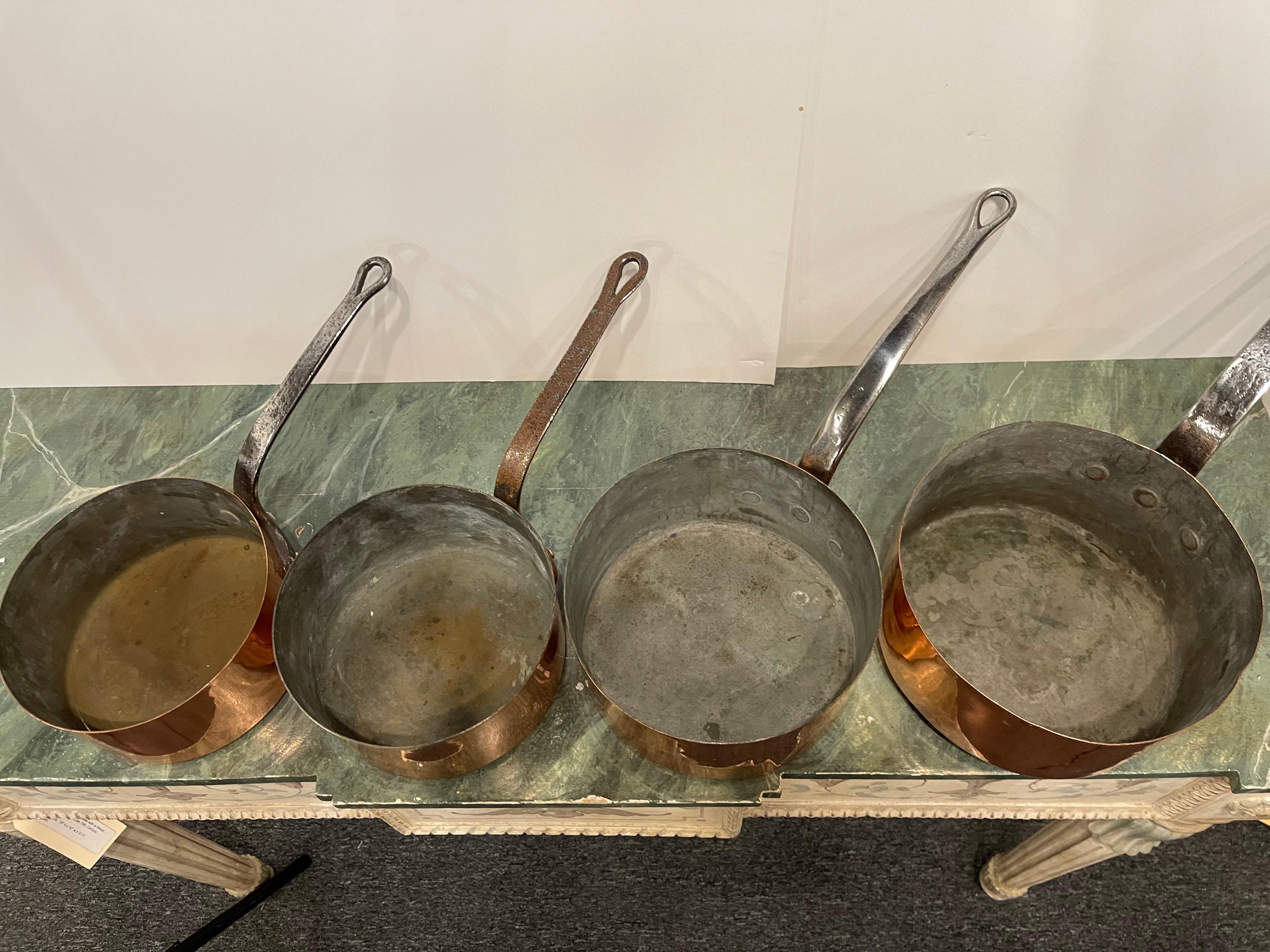 Set von französischen vier Kupfertopfen in verschiedenen Größen, 19. Jahrhundert im Zustand „Gut“ im Angebot in Savannah, GA