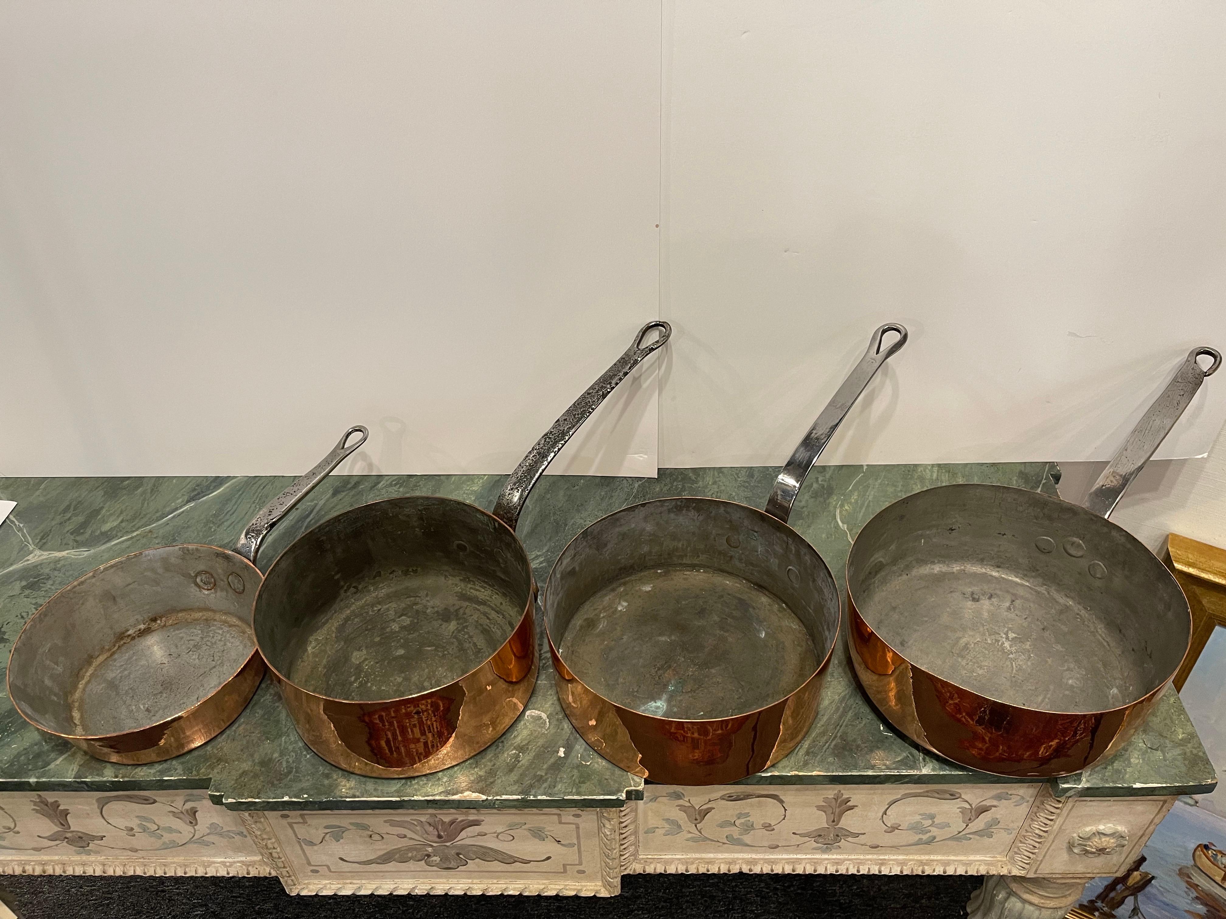 Ensemble de quatre pots en cuivre de différentes tailles, 19ème siècle Bon état - En vente à Savannah, GA
