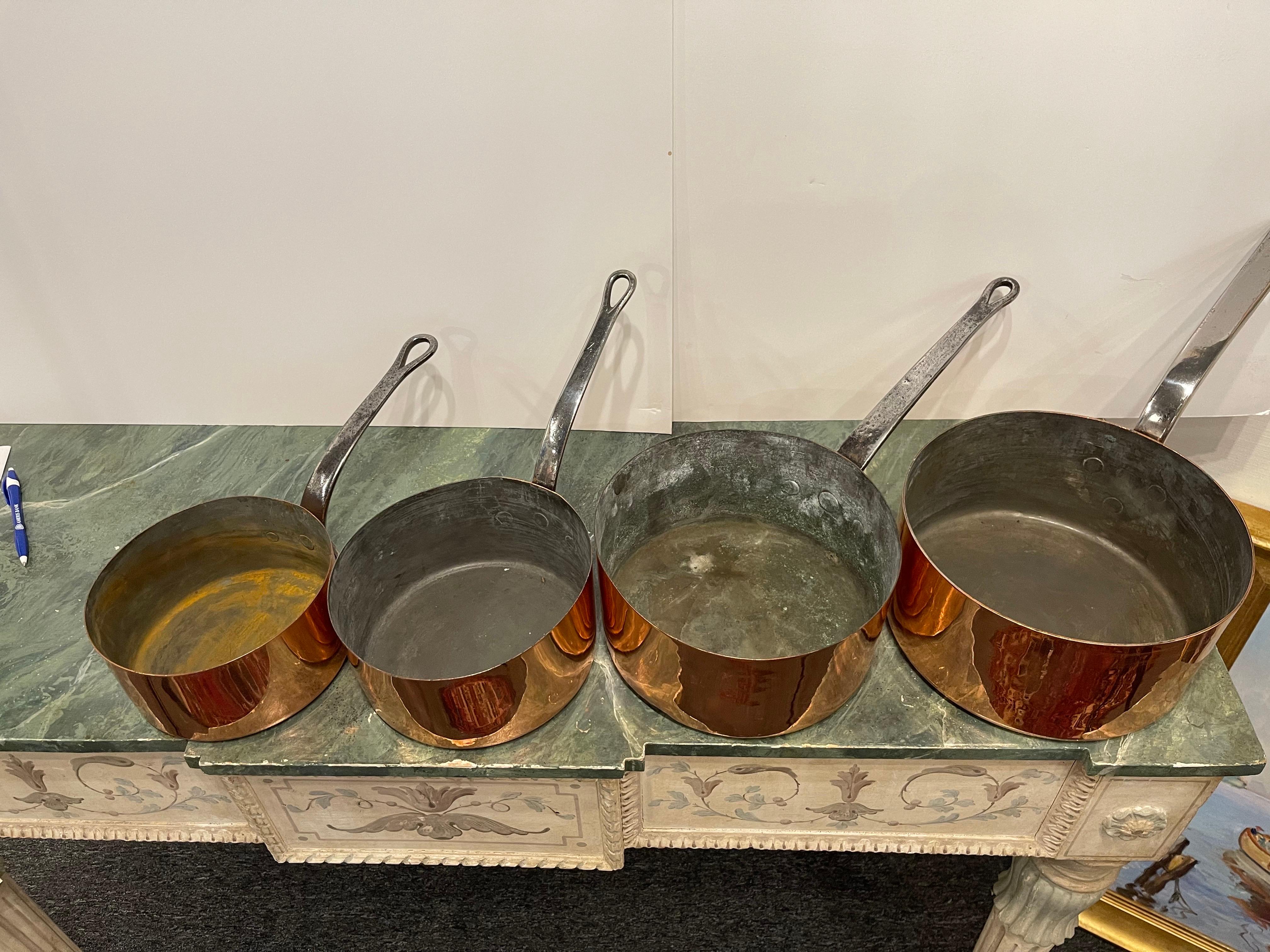 Ensemble de quatre pots en cuivre de différentes tailles, 19ème siècle Bon état - En vente à Savannah, GA