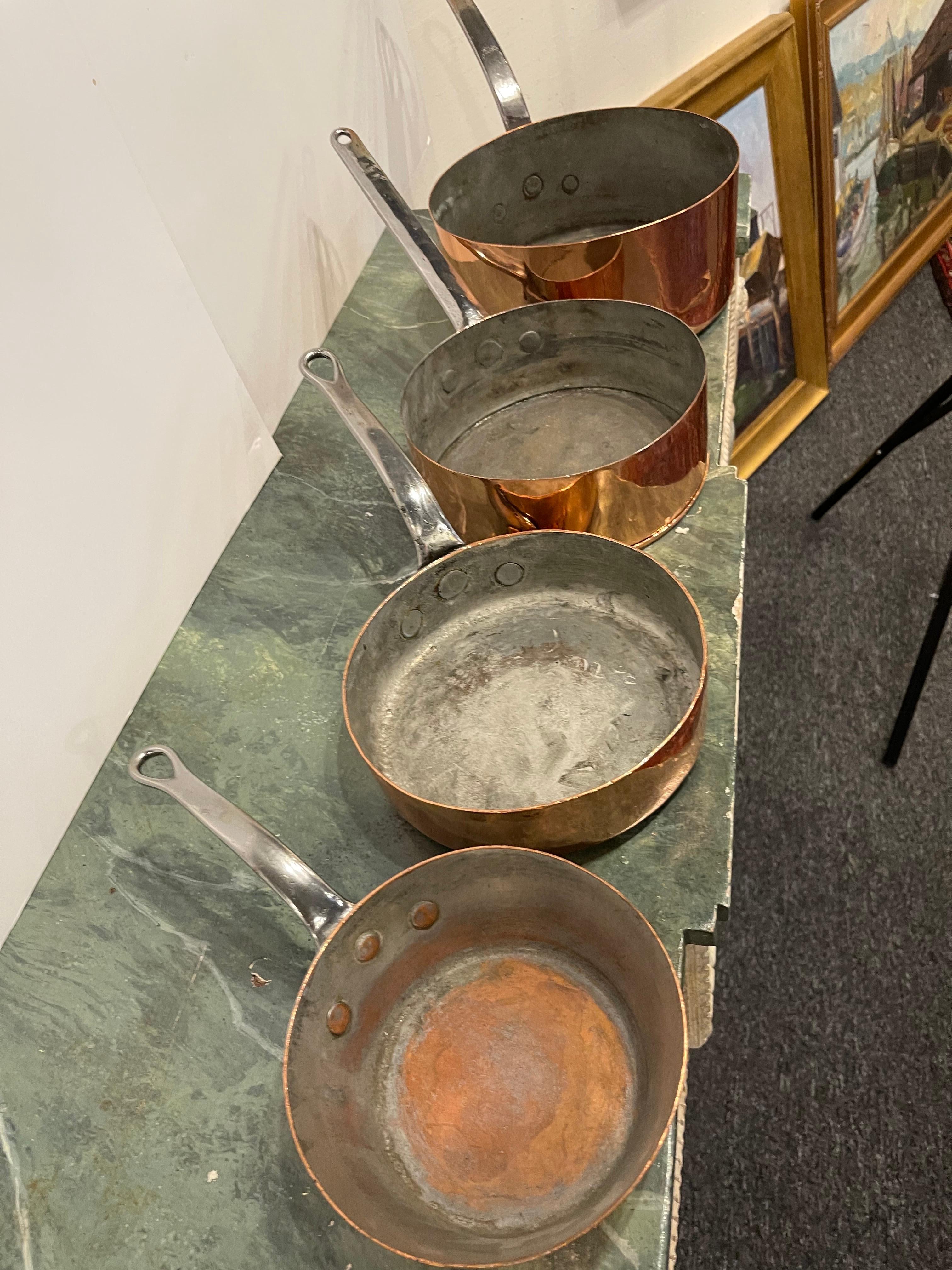Ensemble de quatre pots en cuivre de différentes tailles, 19ème siècle Bon état - En vente à Savannah, GA