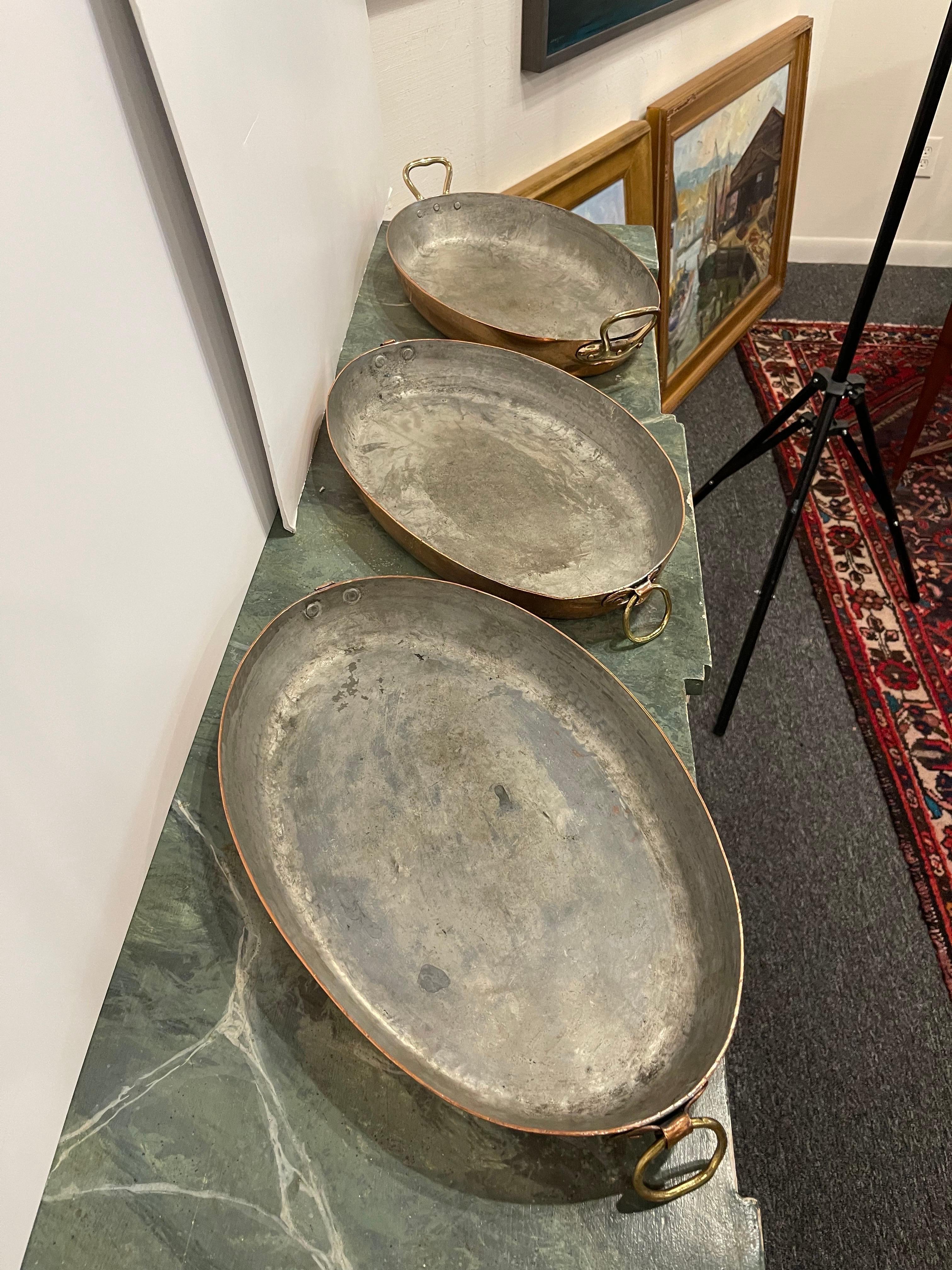 Ensemble de trois assiettes à sauce françaises en cuivre de différentes tailles, 19ème siècle Bon état - En vente à Savannah, GA