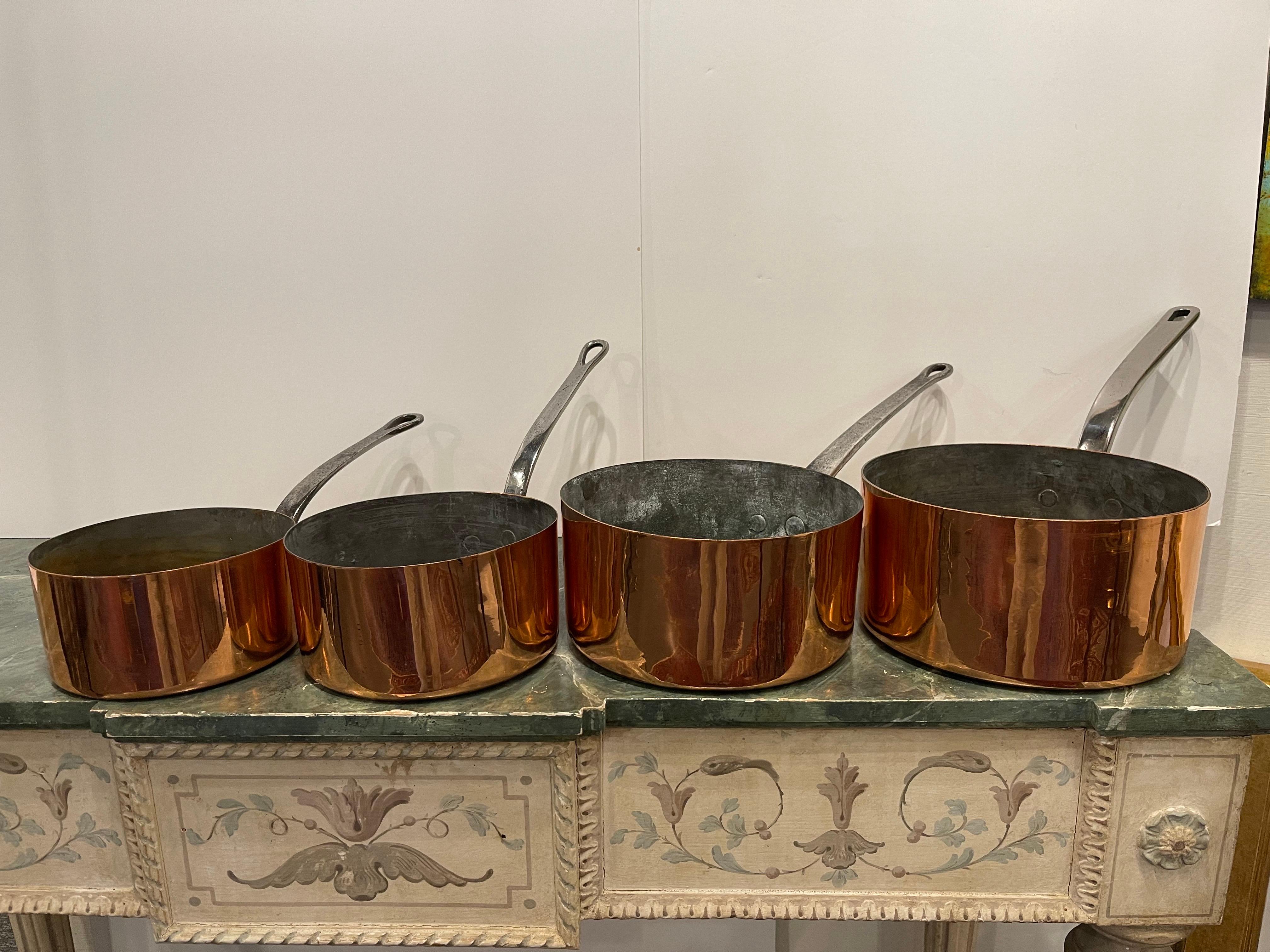 XIXe siècle Ensemble de quatre pots en cuivre de différentes tailles, 19ème siècle en vente