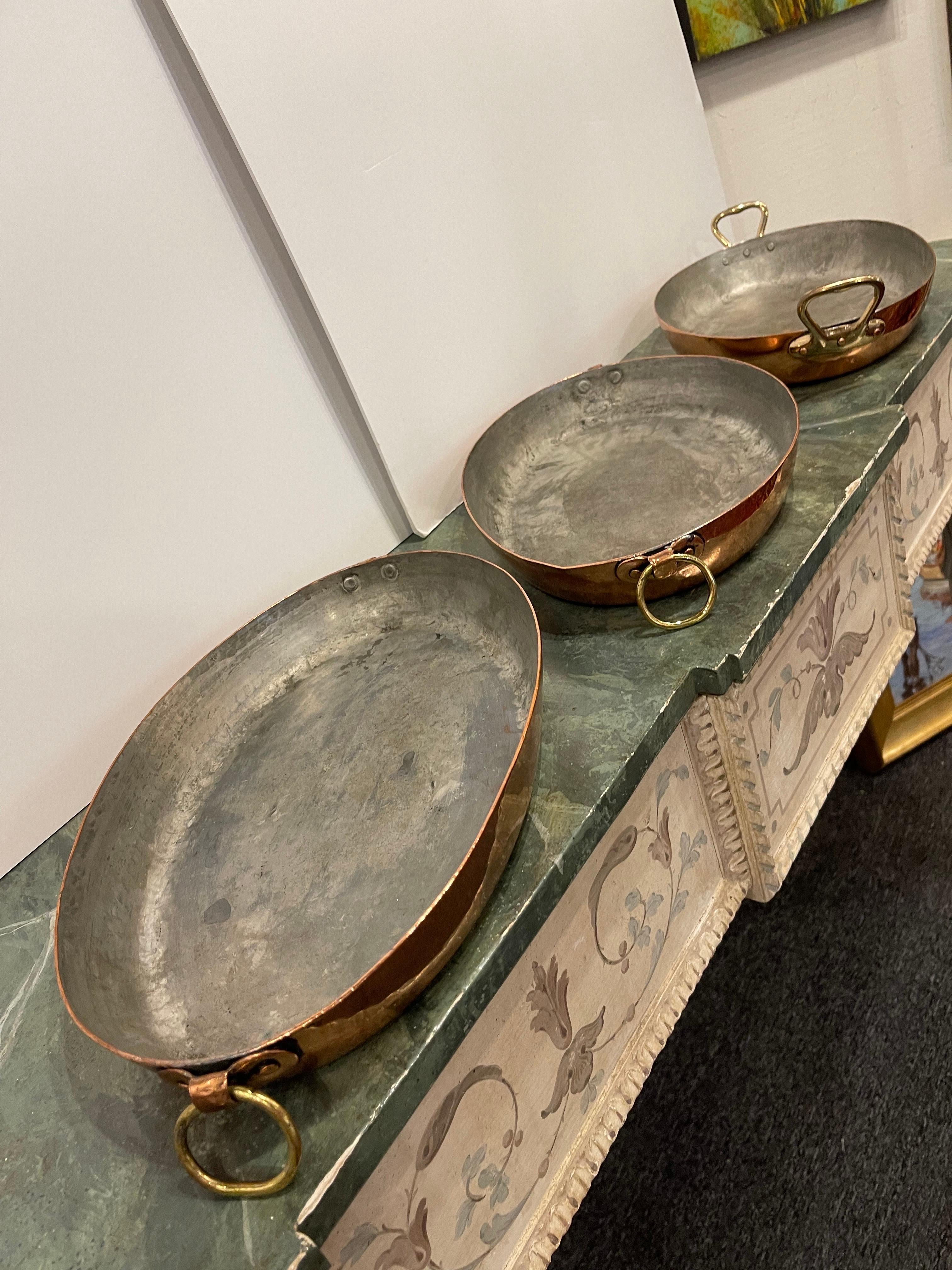 XIXe siècle Ensemble de trois assiettes à sauce françaises en cuivre de différentes tailles, 19ème siècle en vente