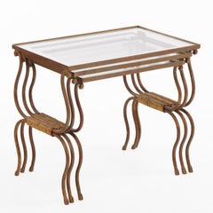 Juego de mesas nido francesas de hierro dorado con tapa de cristal plateado, c. 1950