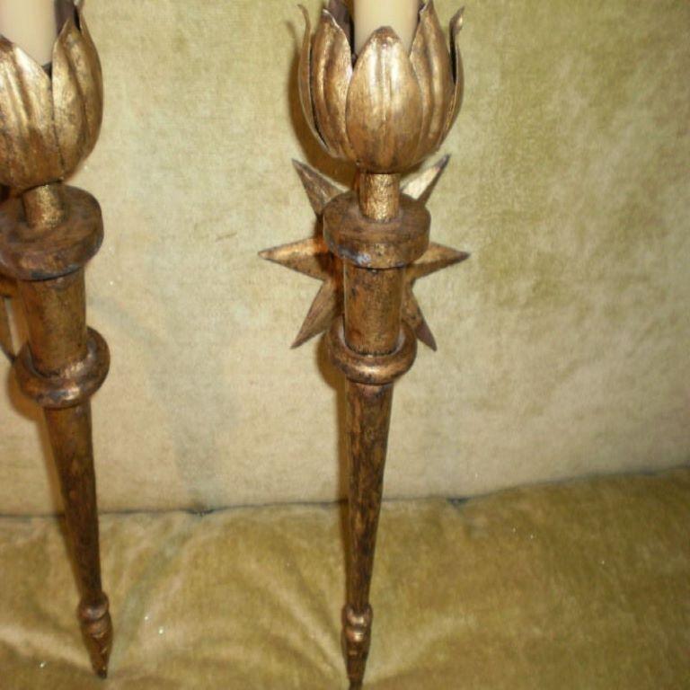 Set französischer Wandleuchter aus vergoldetem Eisen nach Gilbert Poillerat (Französisch) im Angebot