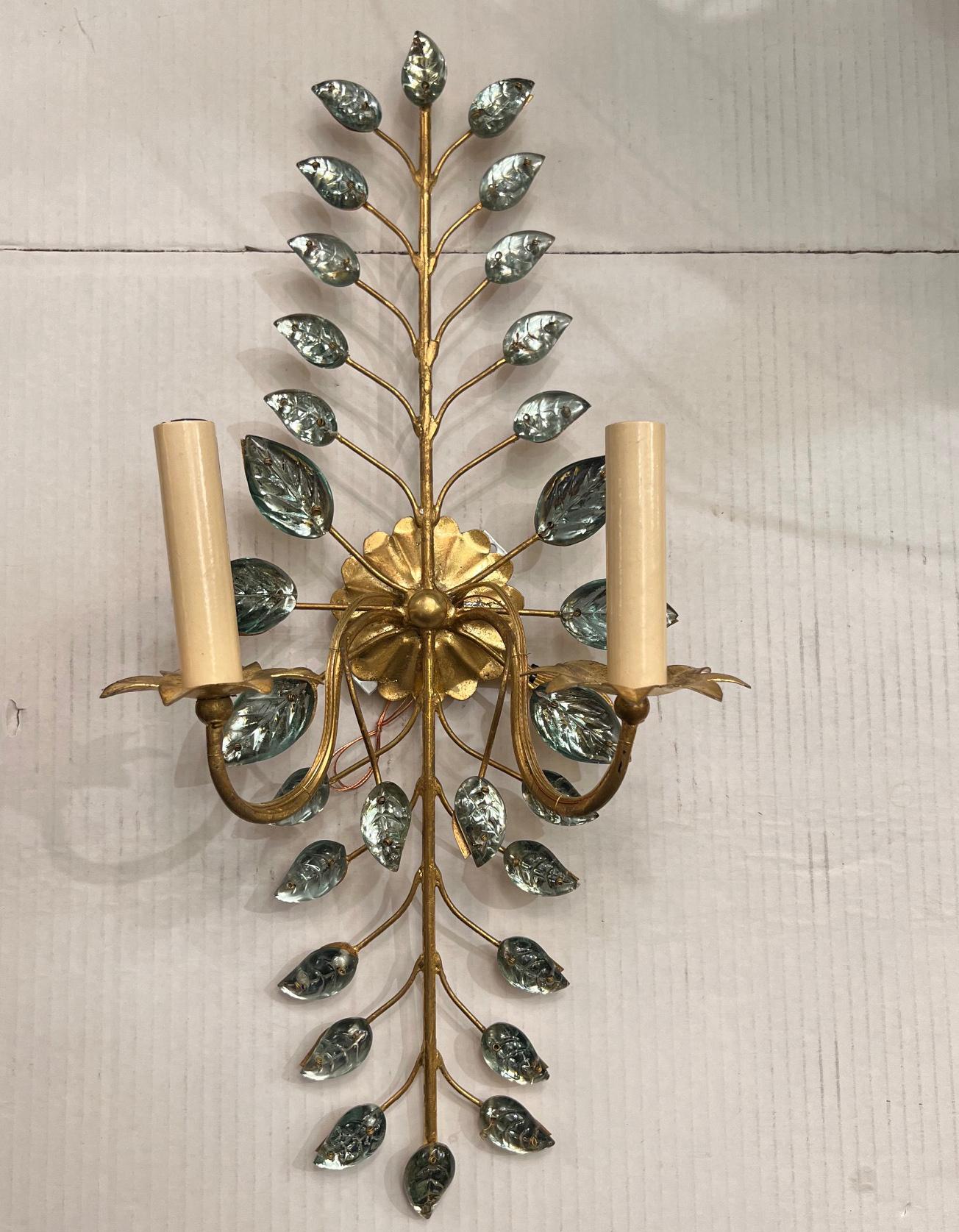 Juego de candelabros franceses de metal dorado, se venden por pareja Francés en venta