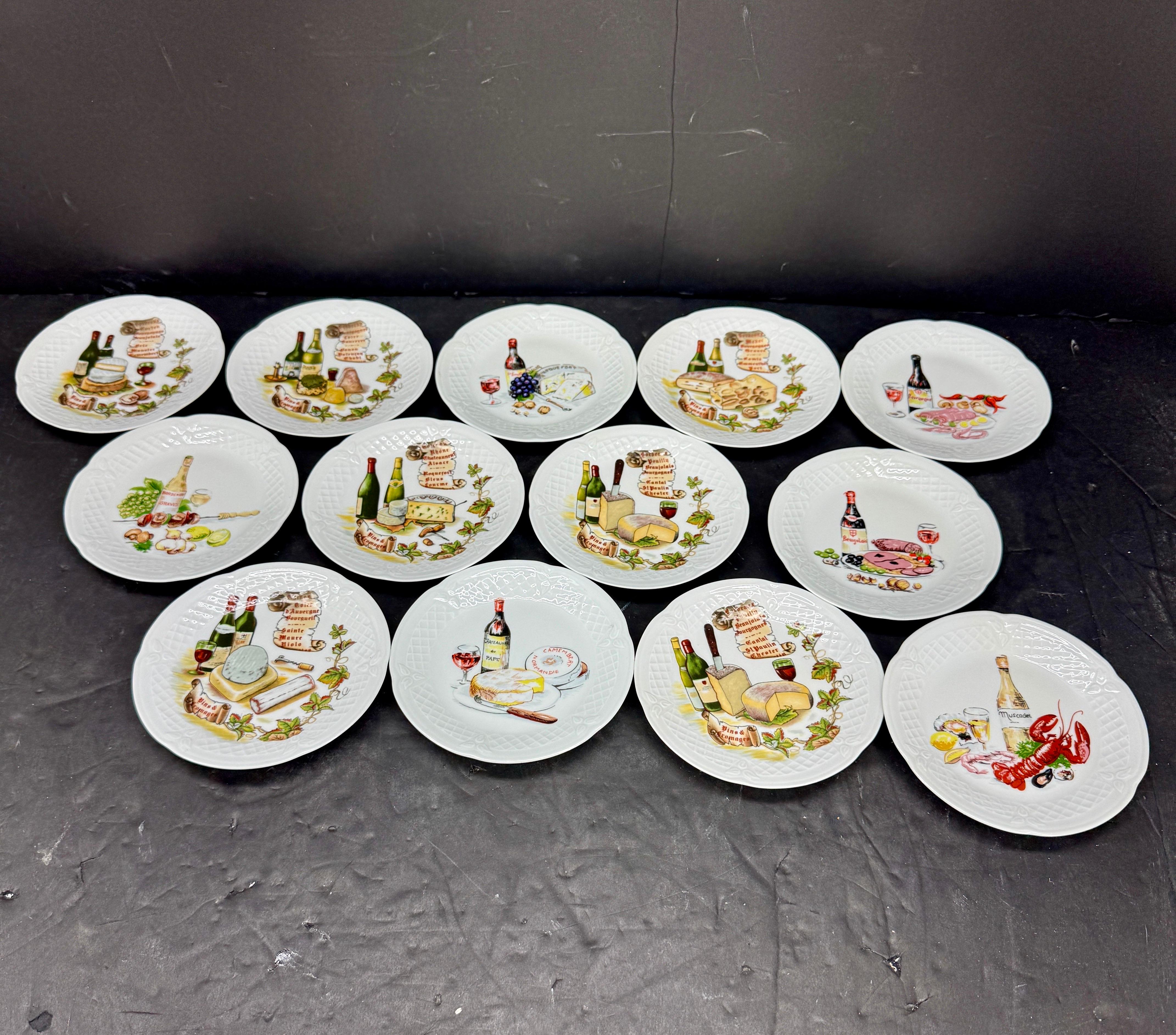 Sehr charmanter Satz von 13 kleinen Canapé-Tellern von Philippe Deshouliers/Limoge. Diese Vorspeisenteller sind jeweils mit einem Weinberg und einem Käse kombiniert. Das handgemalte dekorative Design verleiht jedem gedeckten Tisch einen Hauch von