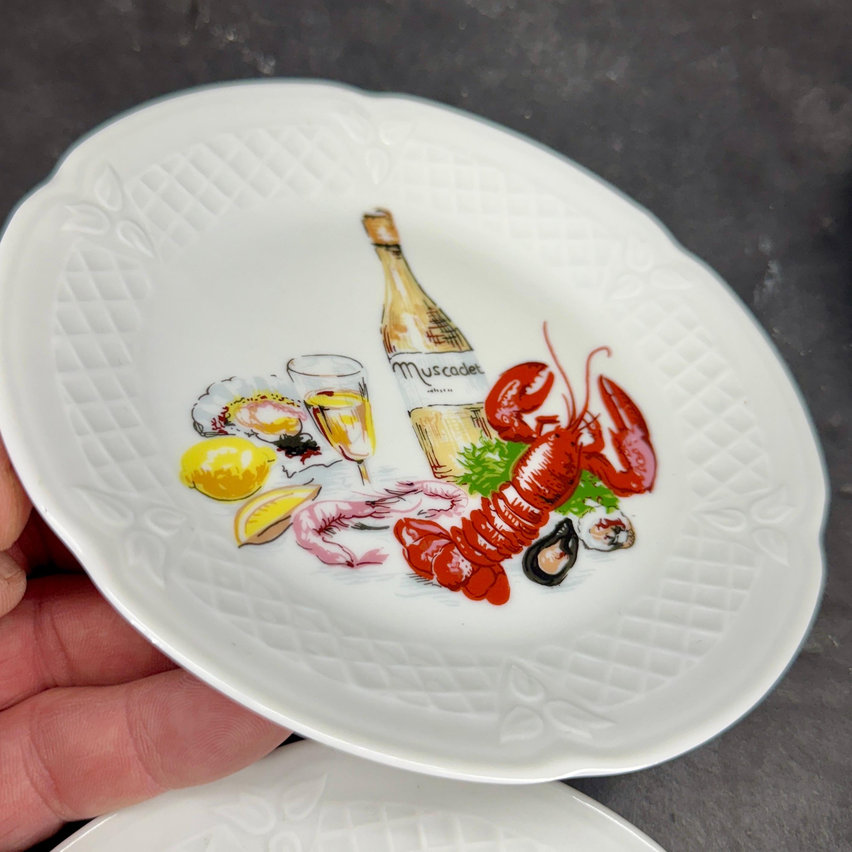 Set von französischen Limoge-Wein- Cheese-Porzellan-Applikationentellern im Angebot 2