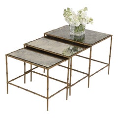 Ensemble de tables gigognes de la Maison Baguès en faux bambou, bronze et églomisé