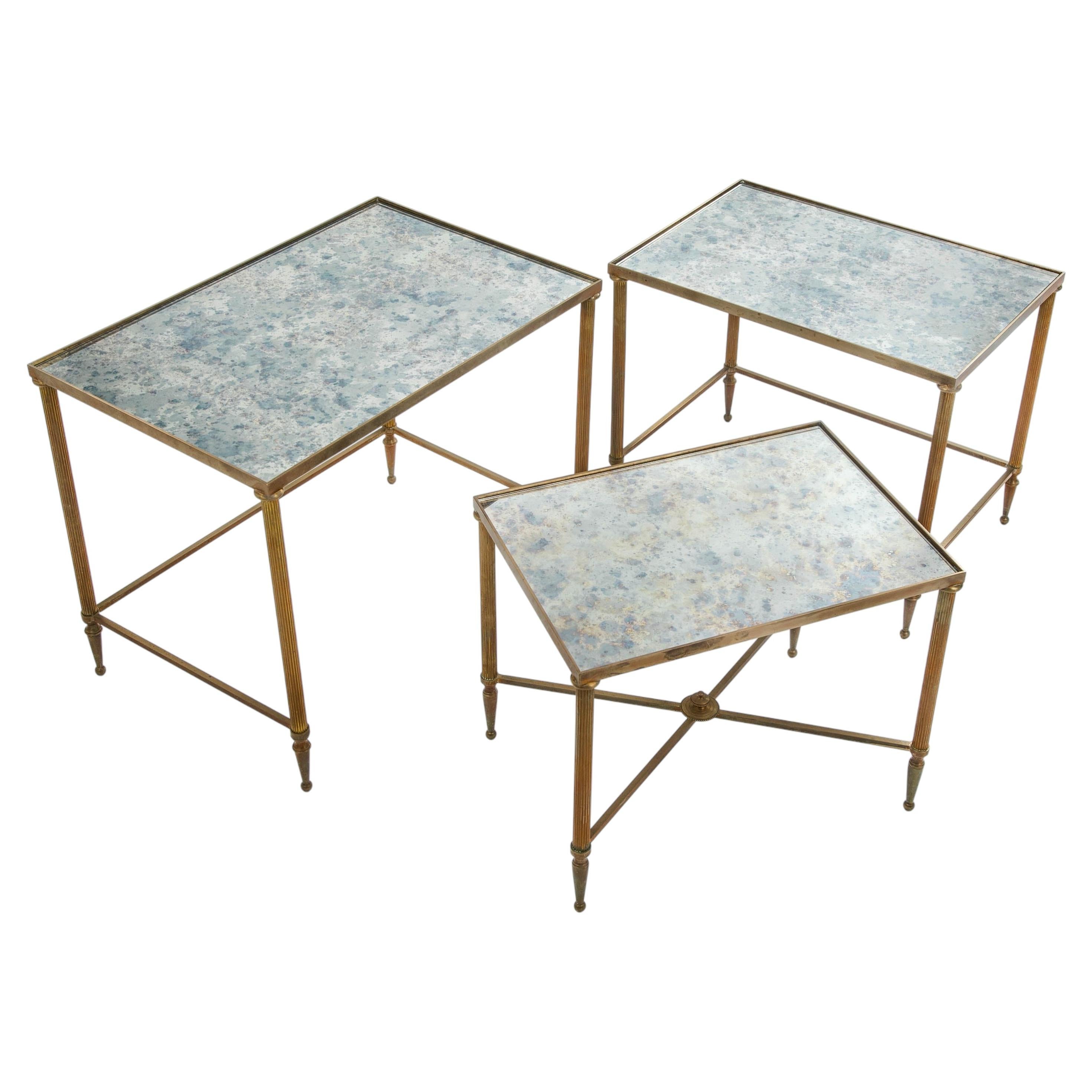 Set di tavoli Nessting in ottone e vetro specchiato in stile neoclassico francese di metà secolo