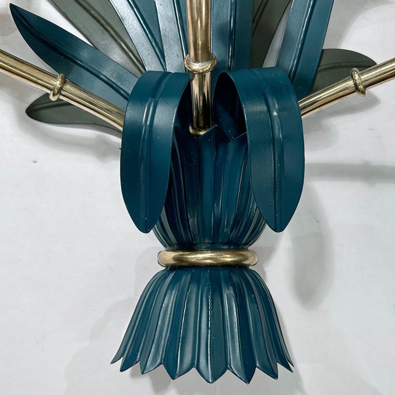 Ensemble de 4 appliques à tole peintes à la française avec des feuilles de palmier et des bras en forme de bambou. Vendu par paire.

Mesures :
Hauteur : 25.5