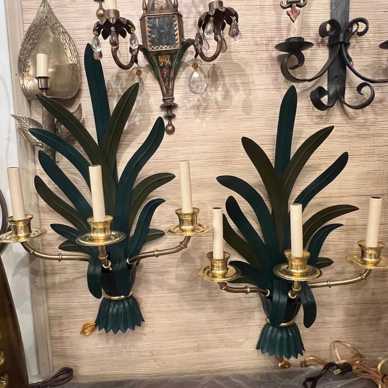 Français Ensemble d'appliques en bronze et en tôle du milieu du siècle dernier, vendues par paire en vente