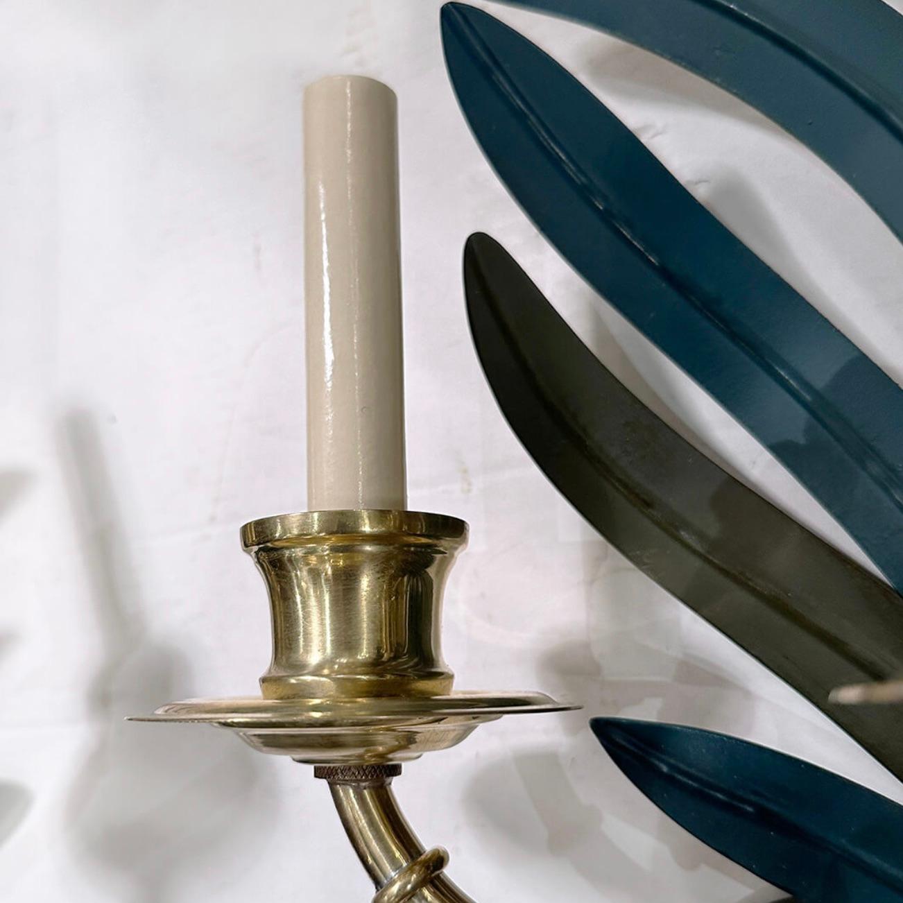 Ensemble d'appliques en bronze et en tôle du milieu du siècle dernier, vendues par paire Bon état - En vente à New York, NY