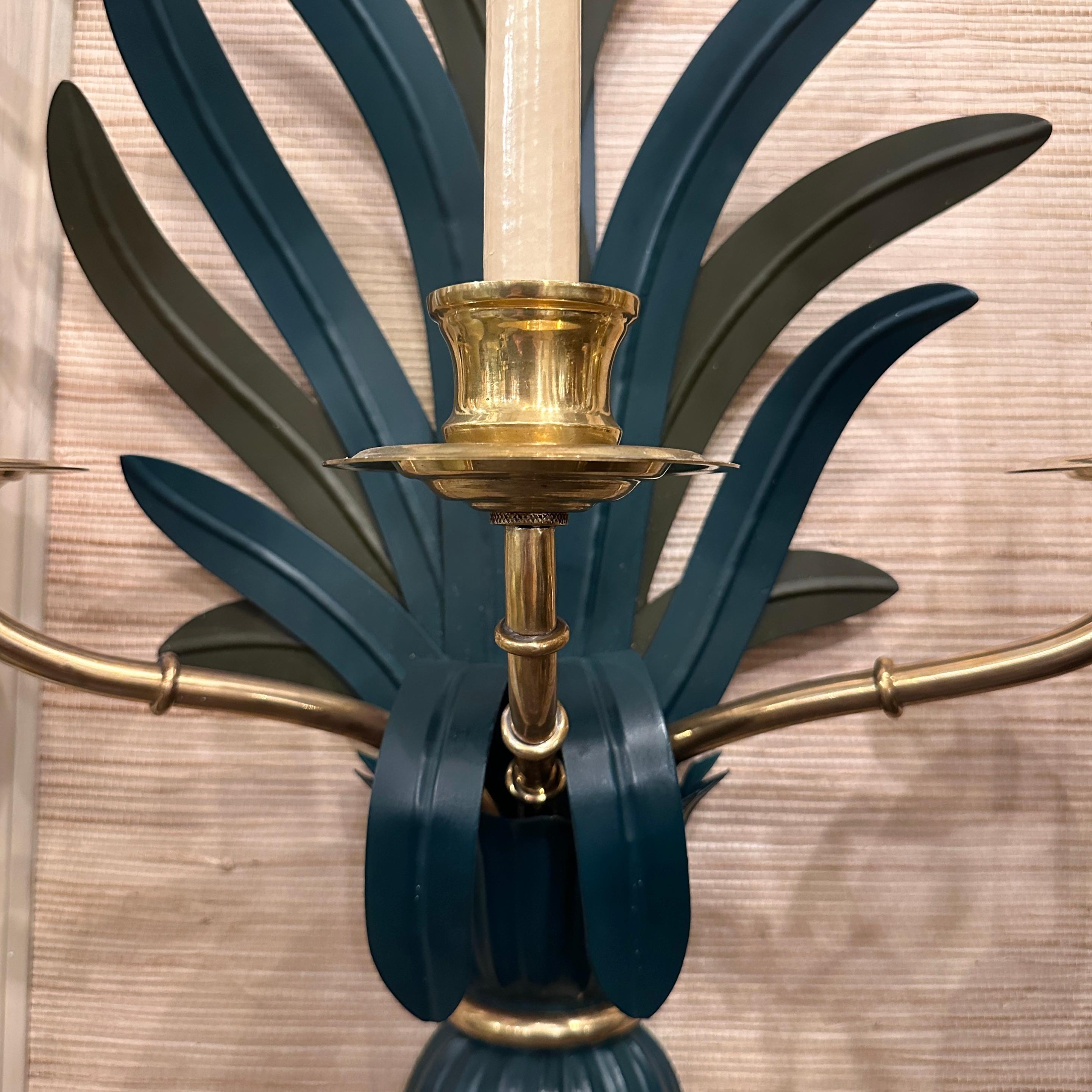 Milieu du XXe siècle Ensemble d'appliques en bronze et en tôle du milieu du siècle dernier, vendues par paire en vente