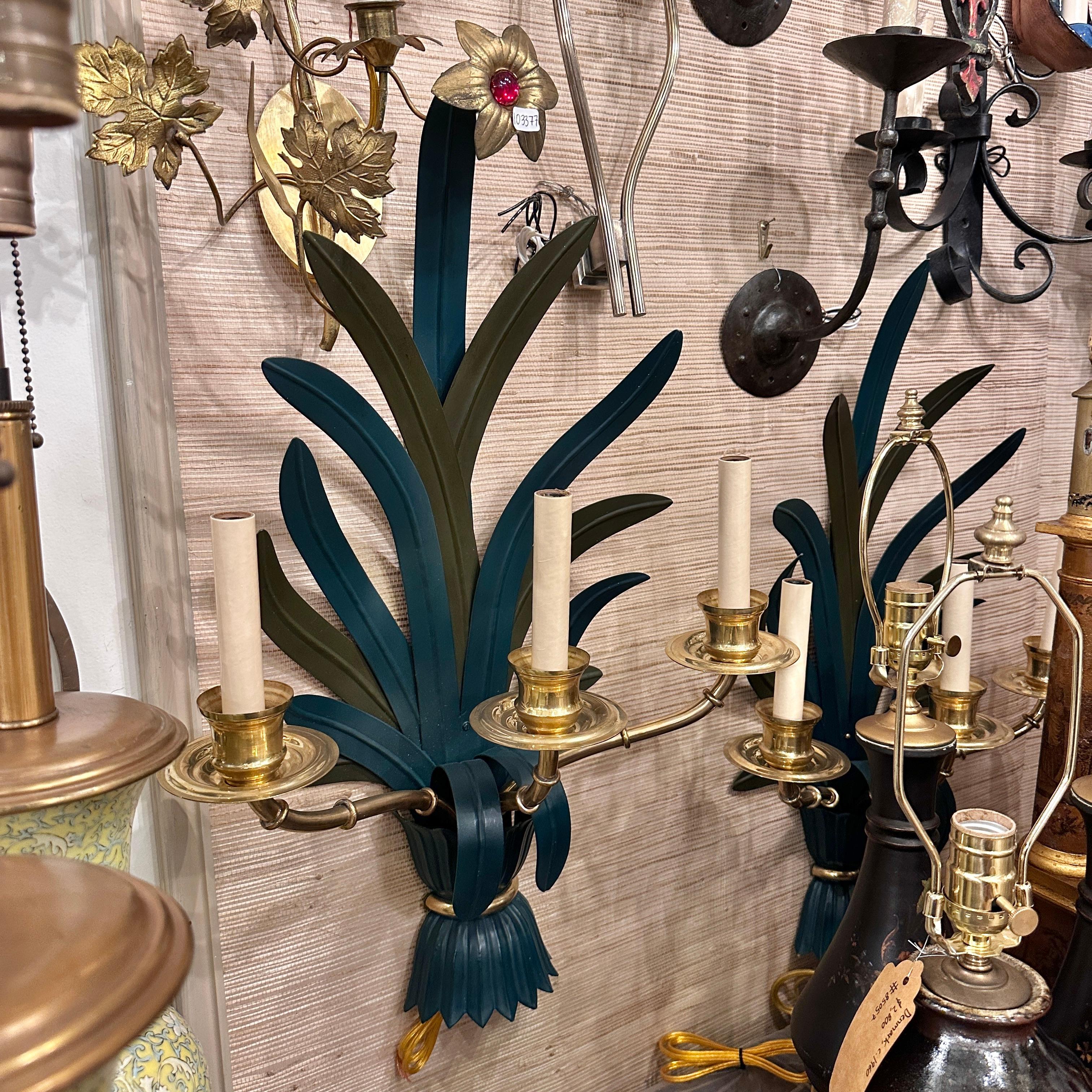 Métal Ensemble d'appliques en bronze et en tôle du milieu du siècle dernier, vendues par paire en vente