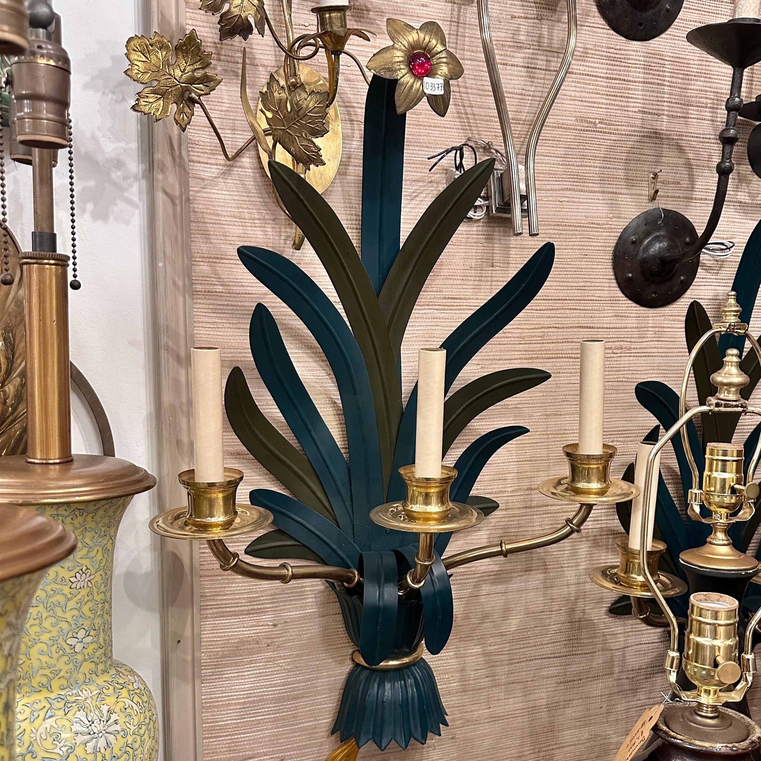 Ensemble d'appliques en bronze et en tôle du milieu du siècle dernier, vendues par paire en vente 1