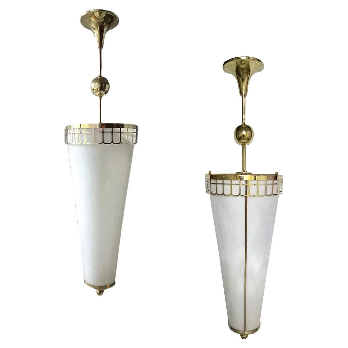 Ein Satz von sechs französischen Pendelleuchten aus Milchglas aus den 1950er Jahren mit Bronzegehäuse und -beschlägen. Einzelverkauf.

Abmessungen:
Höhe des Körpers: 32