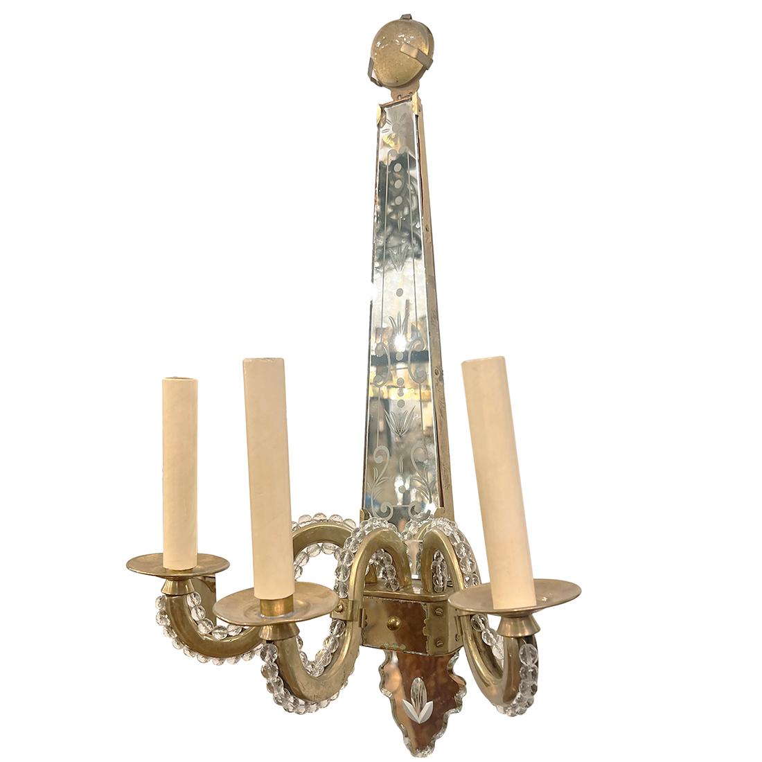 Set di otto applique a tre luci in metallo dorato degli anni '30 circa, con perle di cristallo sul corpo e dettagli in vetro modellato. Venduto al paio.

Misure:
Altezza: 22