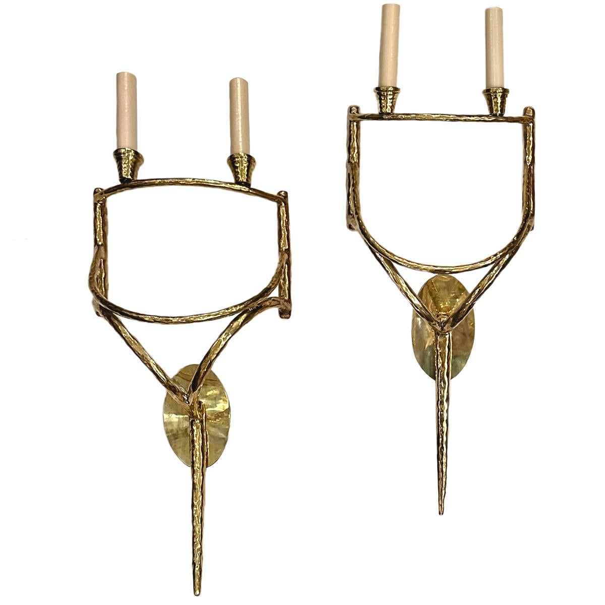 Conjunto de seis apliques franceses de bronce pulido de dos luces, de estilo moderno, de hacia la década de 1950, en su pátina original. Tulipas de bronce personalizadas disponibles por separado.

Medidas:
Altura 22
Anchura 9
Profundidad 7
